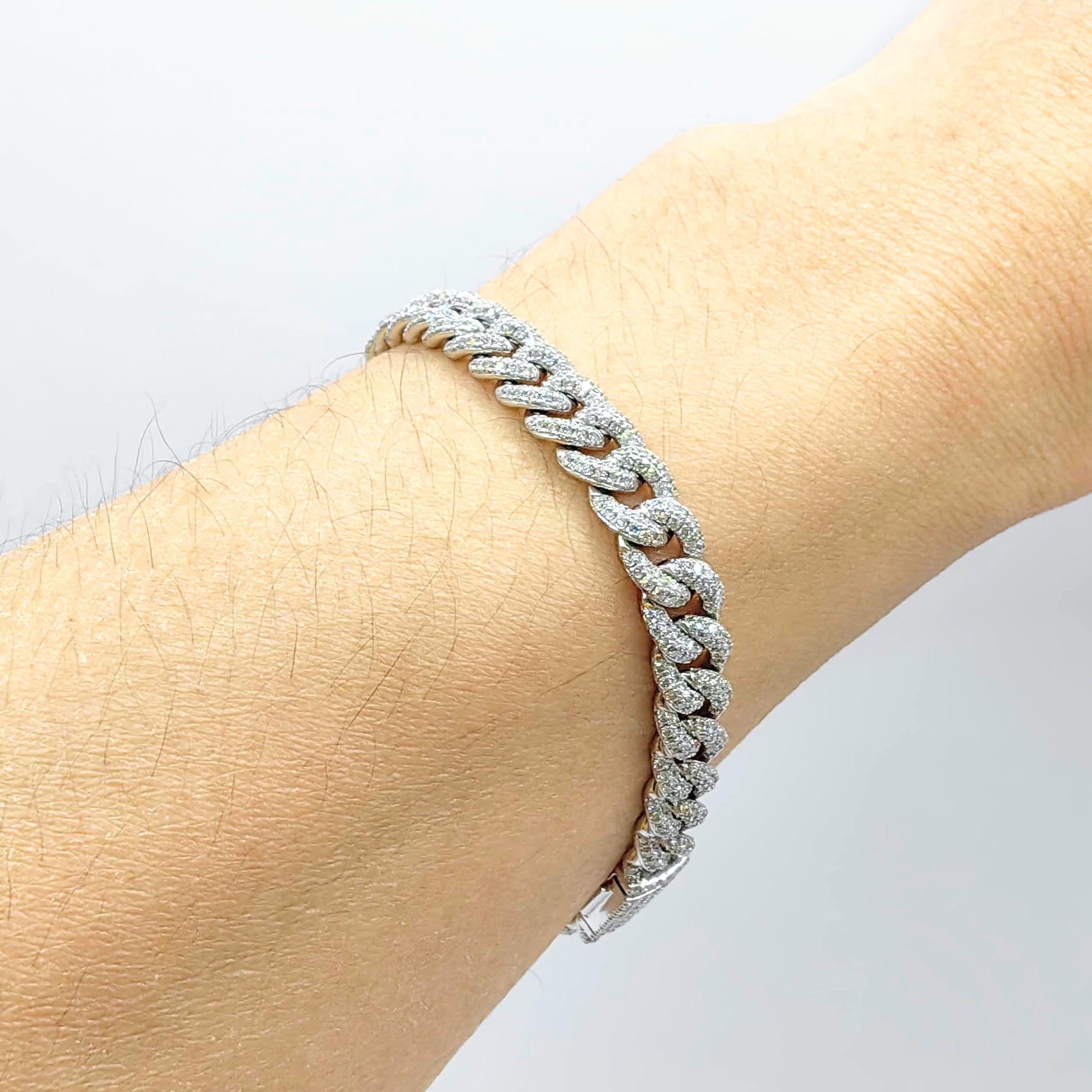 Llama la atención con esta atrevida y brillante Pulsera Cubana de Diamantes de Eslabones en Oro Blanco de 18 quilates. Compuesto por diamantes brillantes redondos de origen ético, su peso combinado asciende a 3,506 quilates, ofreciendo un brillo de
