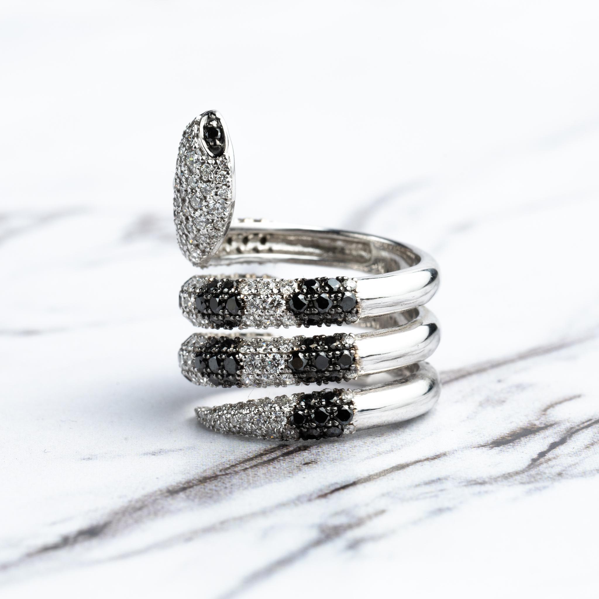 Iced out diamond pave snake ring in 18k solid gold unique ring For Sale 4