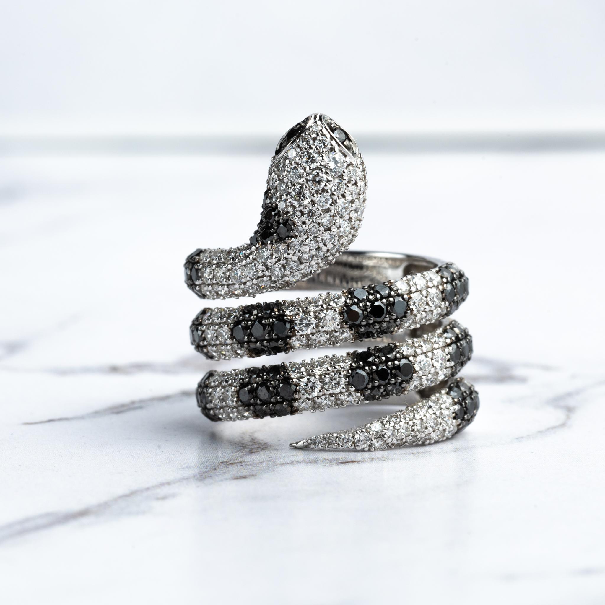 Iced out diamond pave snake ring in 18k solid gold unique ring For Sale 5