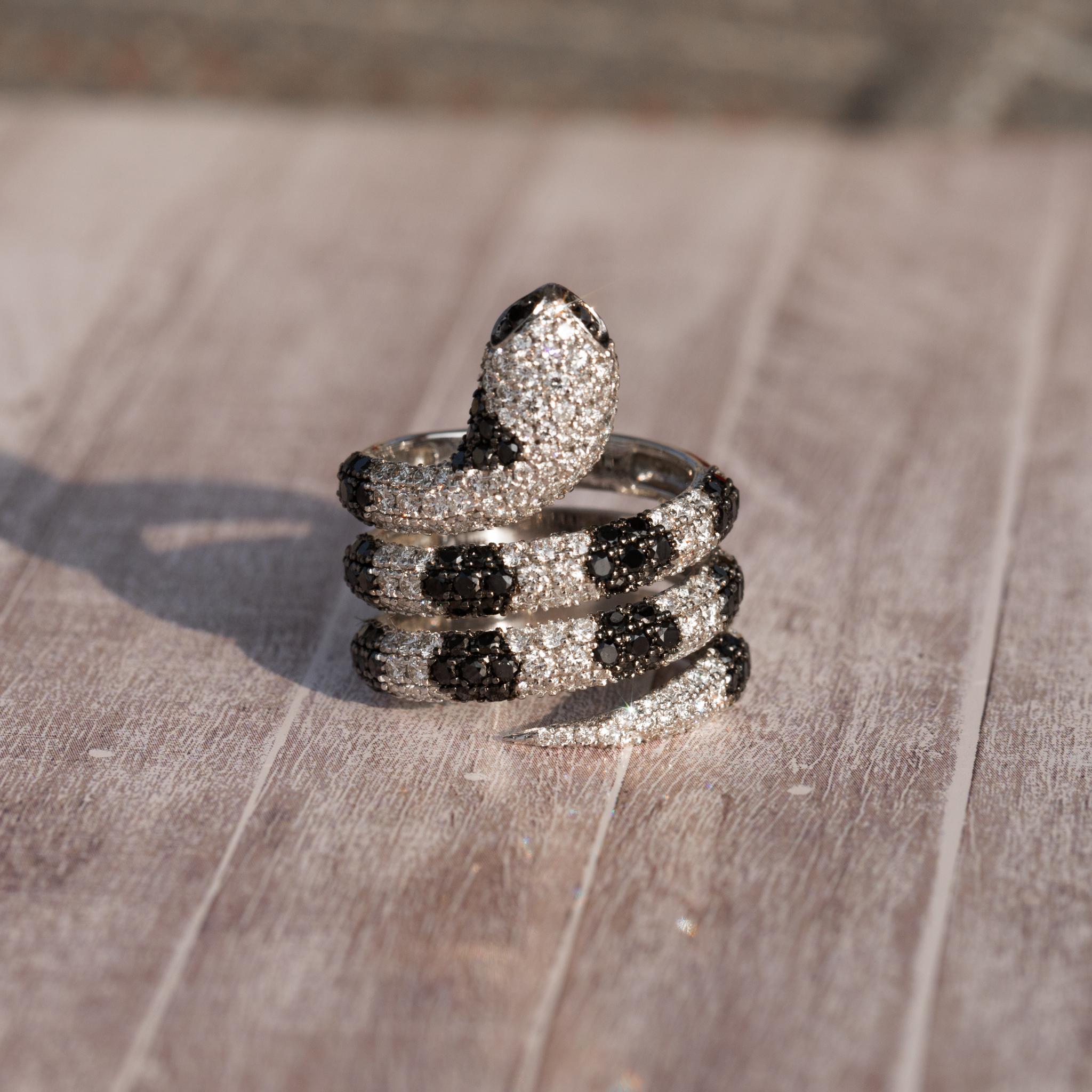 Iced out diamond pave snake ring in 18k solid gold unique ring

Available in 18k White gold.

Same design can be made also with other custom gemstones per request.

Product details:

- Solid gold

- Diamond - approx. 2.9 carat

Ring size - US