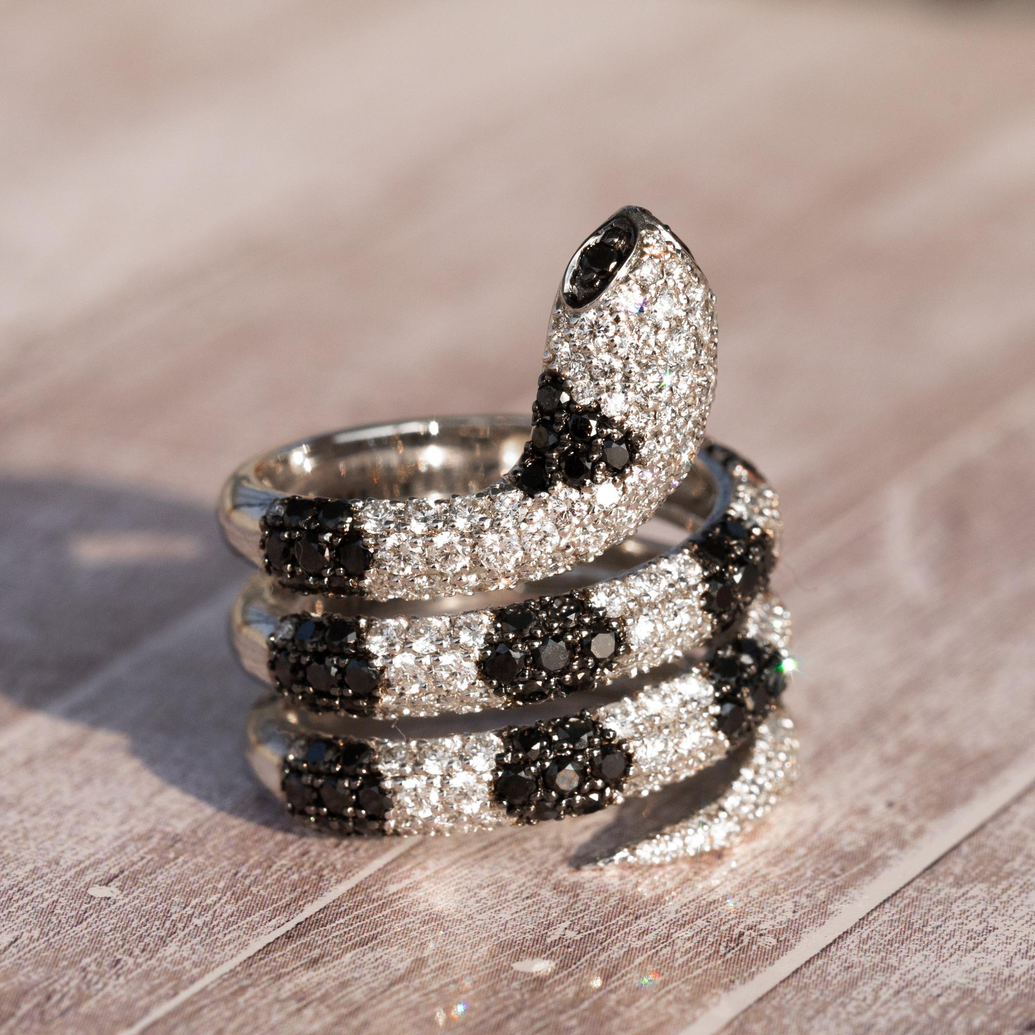Iced out Diamant Pave Schlangenring aus 18k Massivgold einzigartiger Ring (Art déco) im Angebot