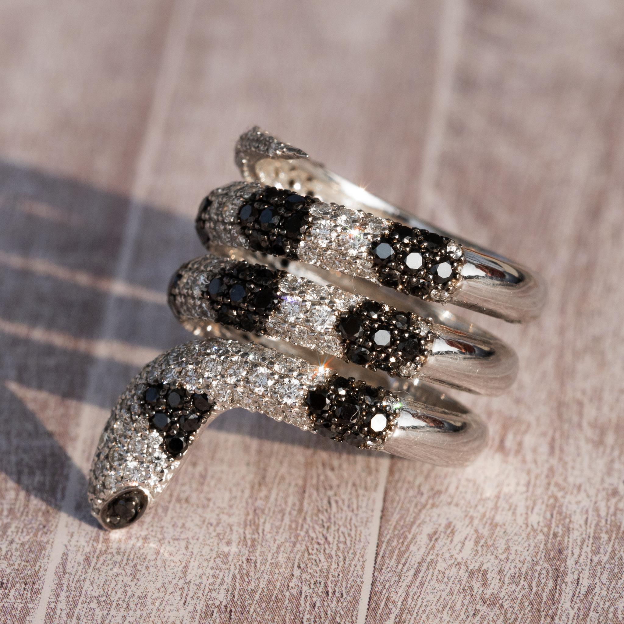Iced out Diamant Pave Schlangenring aus 18k Massivgold einzigartiger Ring (Trillionschliff) im Angebot