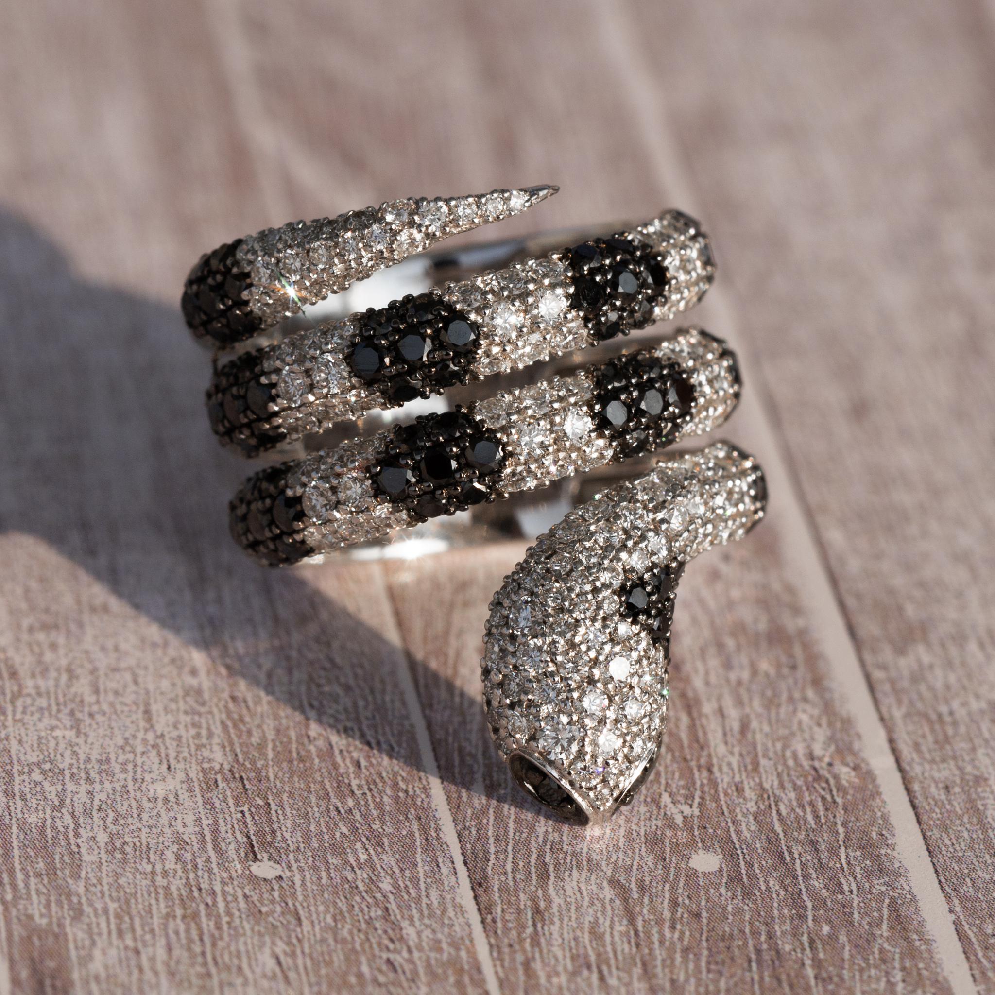 Iced out diamond pave snake ring in 18k solid gold unique ring In New Condition For Sale In Jaipur, RJ