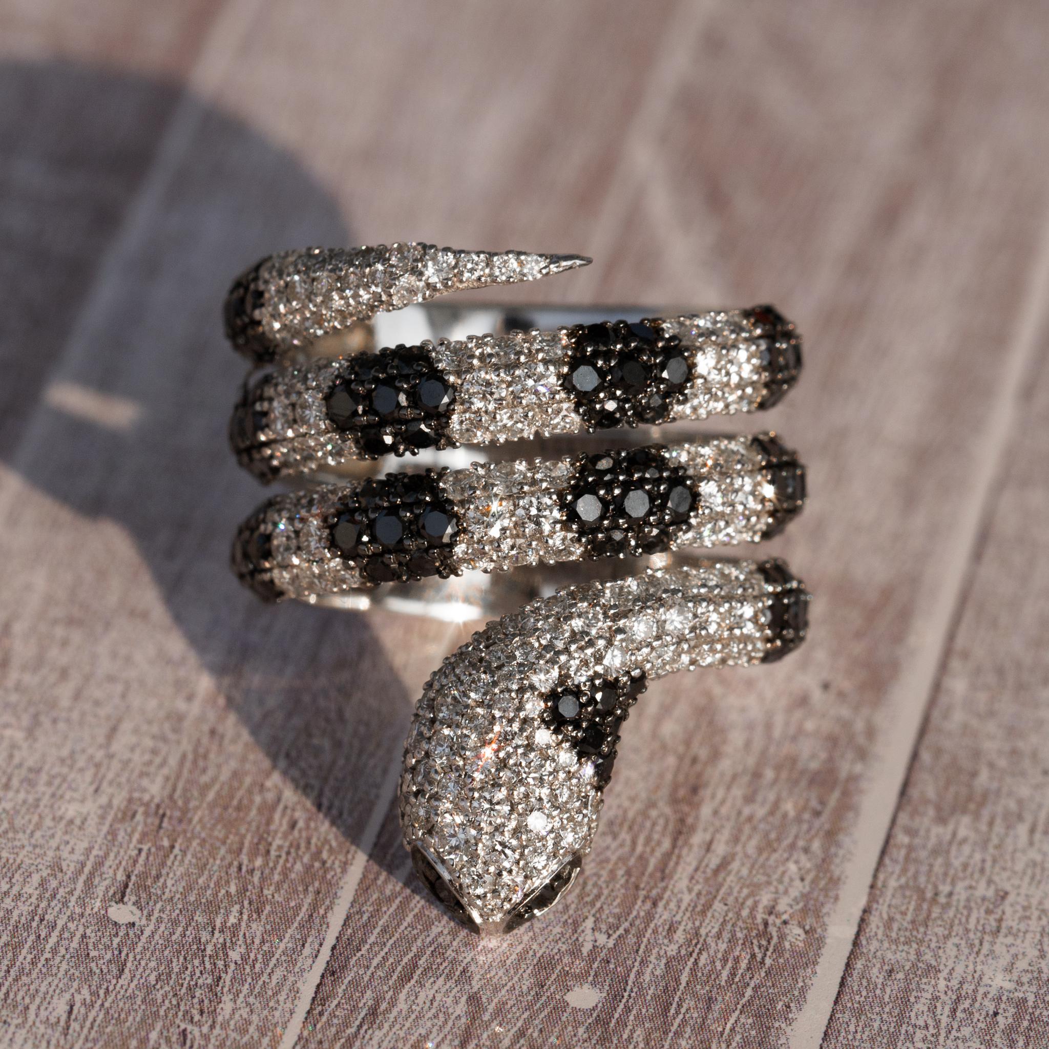 Men's Iced out diamond pave snake ring in 18k solid gold unique ring For Sale