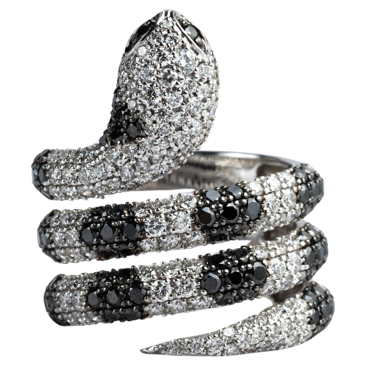 Iced out diamond pave snake ring in 18k solid gold unique ring For Sale