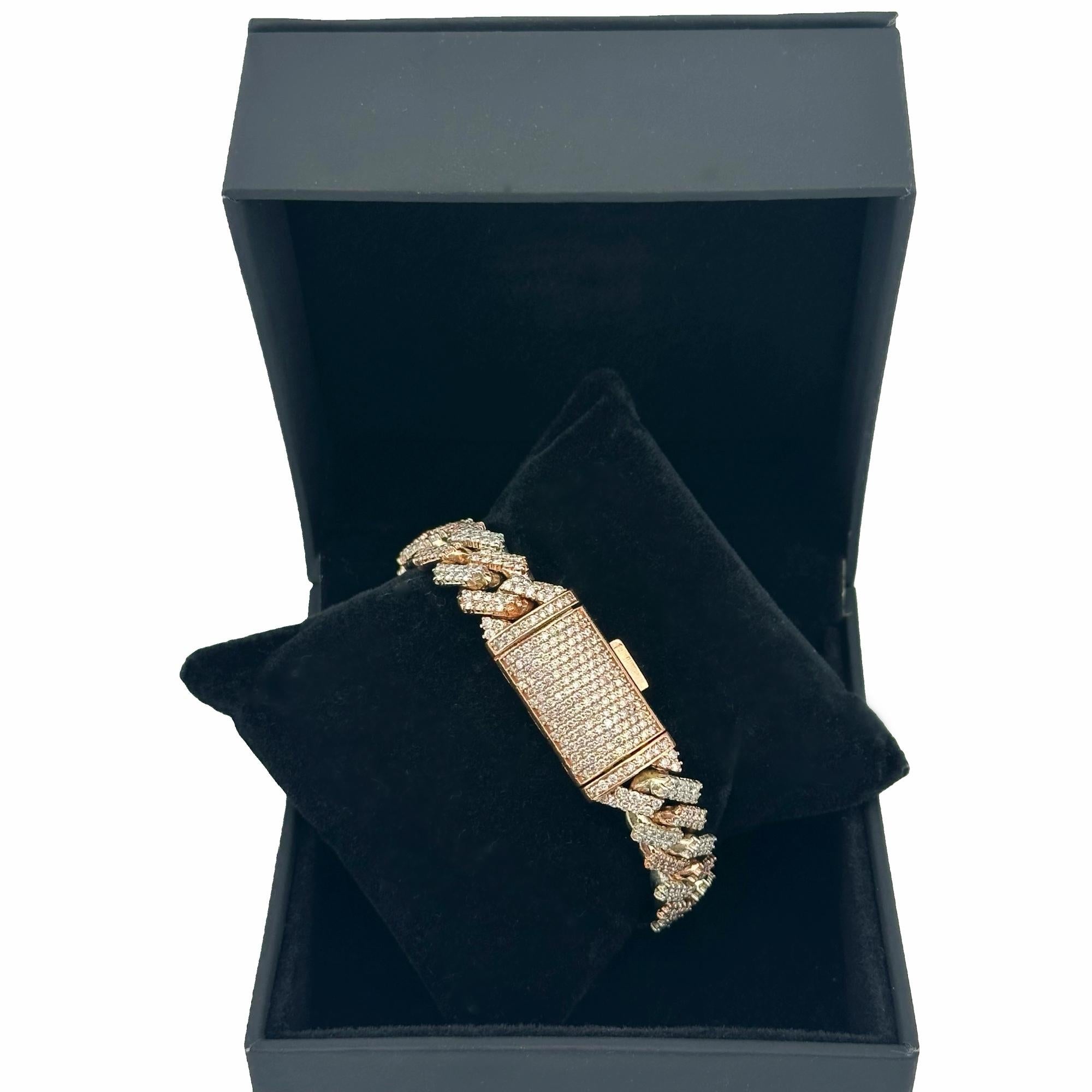 Bracciale cubano con maglie ghiacciate
Stile:  Collegamento
Metallo:  Oro bianco e rosa 10k 69,2 grammi
Dimensioni:   8' pollici
Misure:  Larghezza 13 mm - fibbia 15 mm 
Diamanti:  573 diamanti tondi taglio brillante  ~ 10.00 TCW
Include:   Elegante