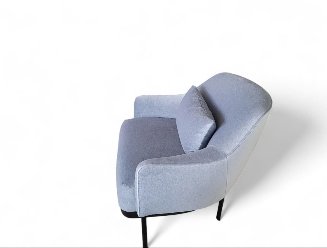 Die klassisch-modernen Linien des Iceland Chair sind schön und äußerst bequem. Dieser Stuhl passt in fast jede Einrichtung. Es besteht aus 
Hochdichter Schaumstoff, Hartholz und Stahl. Abgebildet in Mohair, Farbe nordic. mit Black Metal.  5.800 $ in