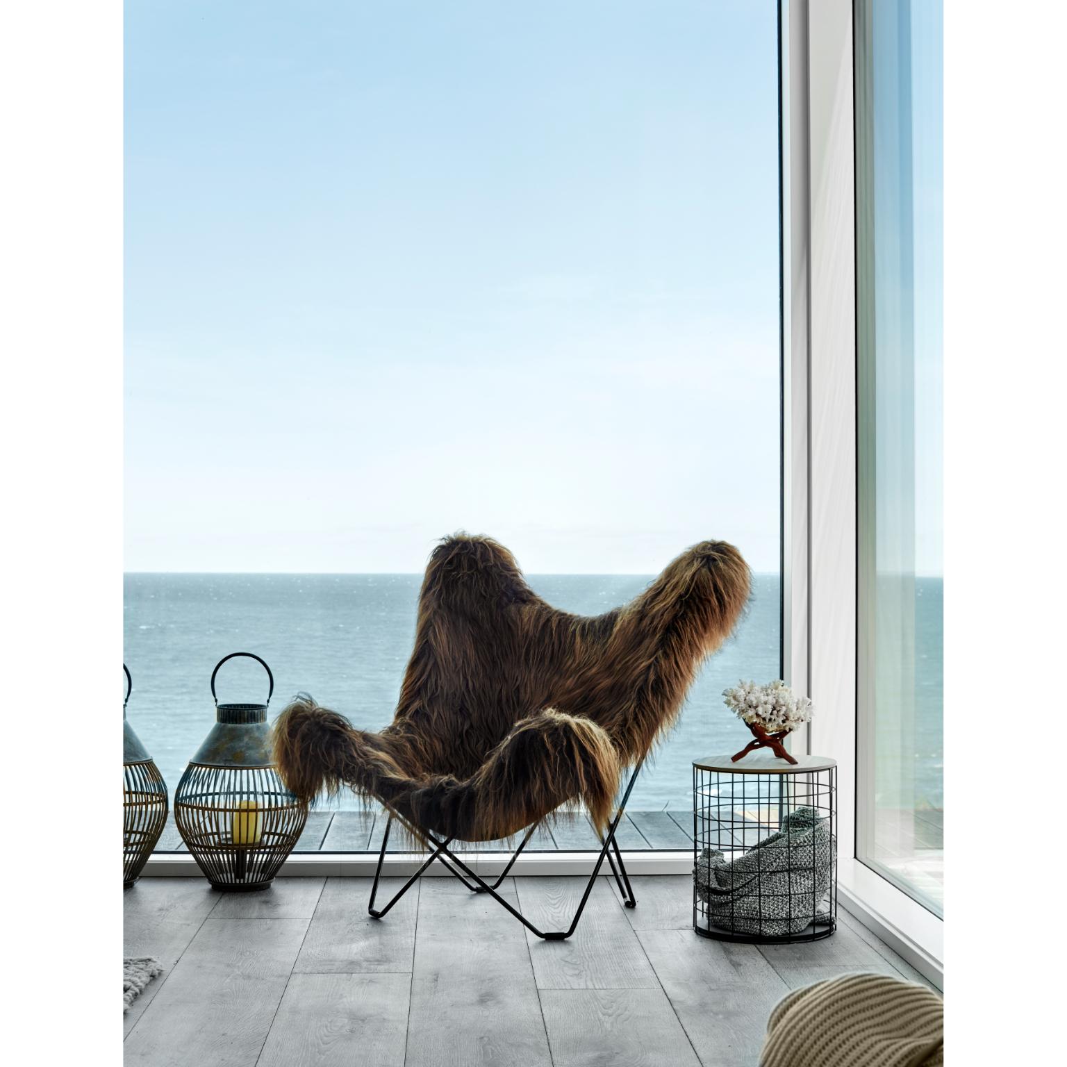 Iceland Mariposa Lounge Chair by Cuero Design
Dimensions: D 92 x W 87 x H 86 cm.
Materials: Sheepskin and 24K gold plated metal.
Finish: Wild brown sheepskin and 24K gold frame.
Weight: 12 kg.

Available in different upholstery and metal color