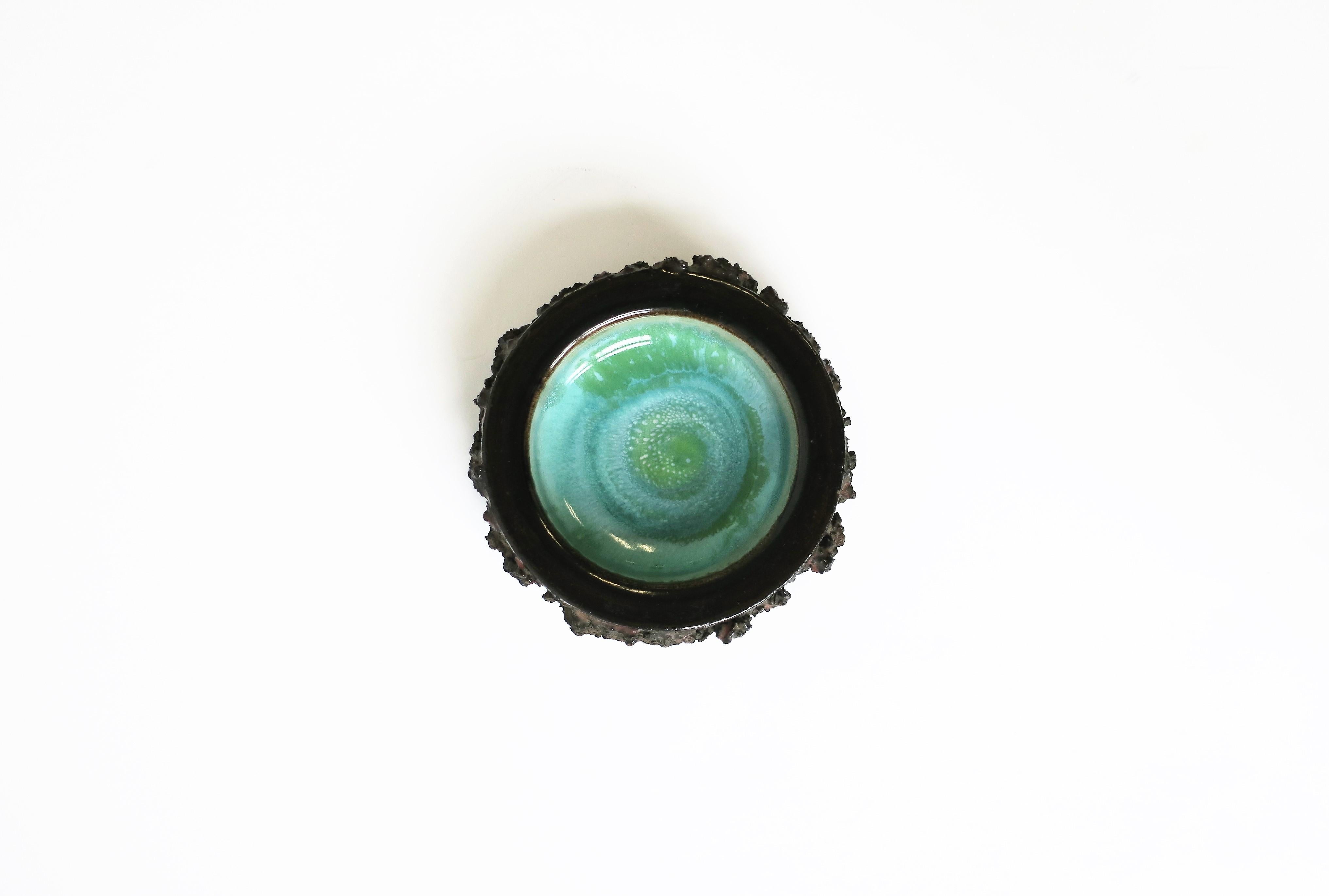 A very beautiful and rare Icelandic blue green pottery dish, circa 20th century, Iceland. Bowl has a dark blue and brown brutalist exterior and a beautiful blue-green interior. A great dish/bowl or as a catch-all or vide-poche for jewelry or other
