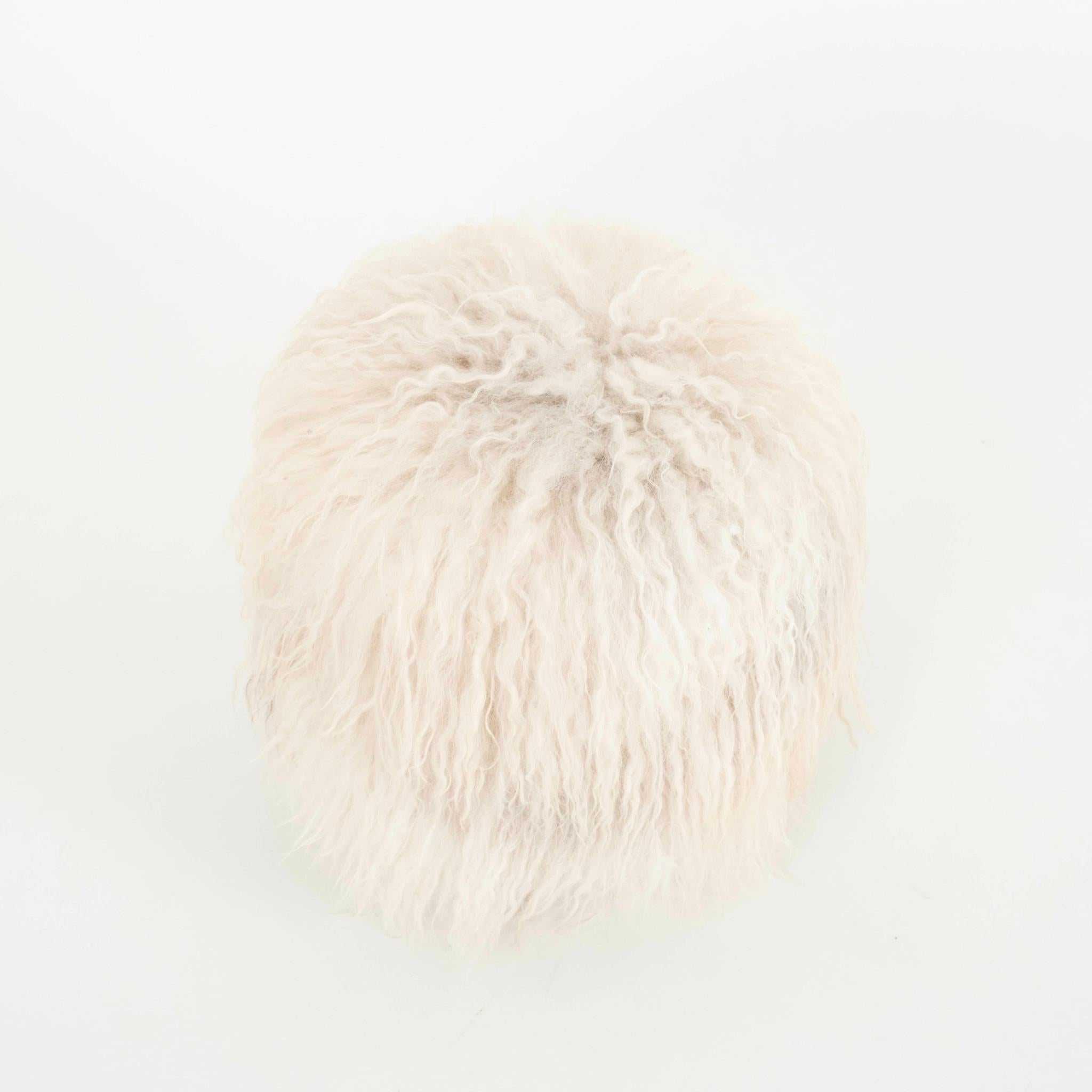 Isländisches Schafsfell Vergoldeter Branch Hocker (Schaffell und Schafleder) im Angebot