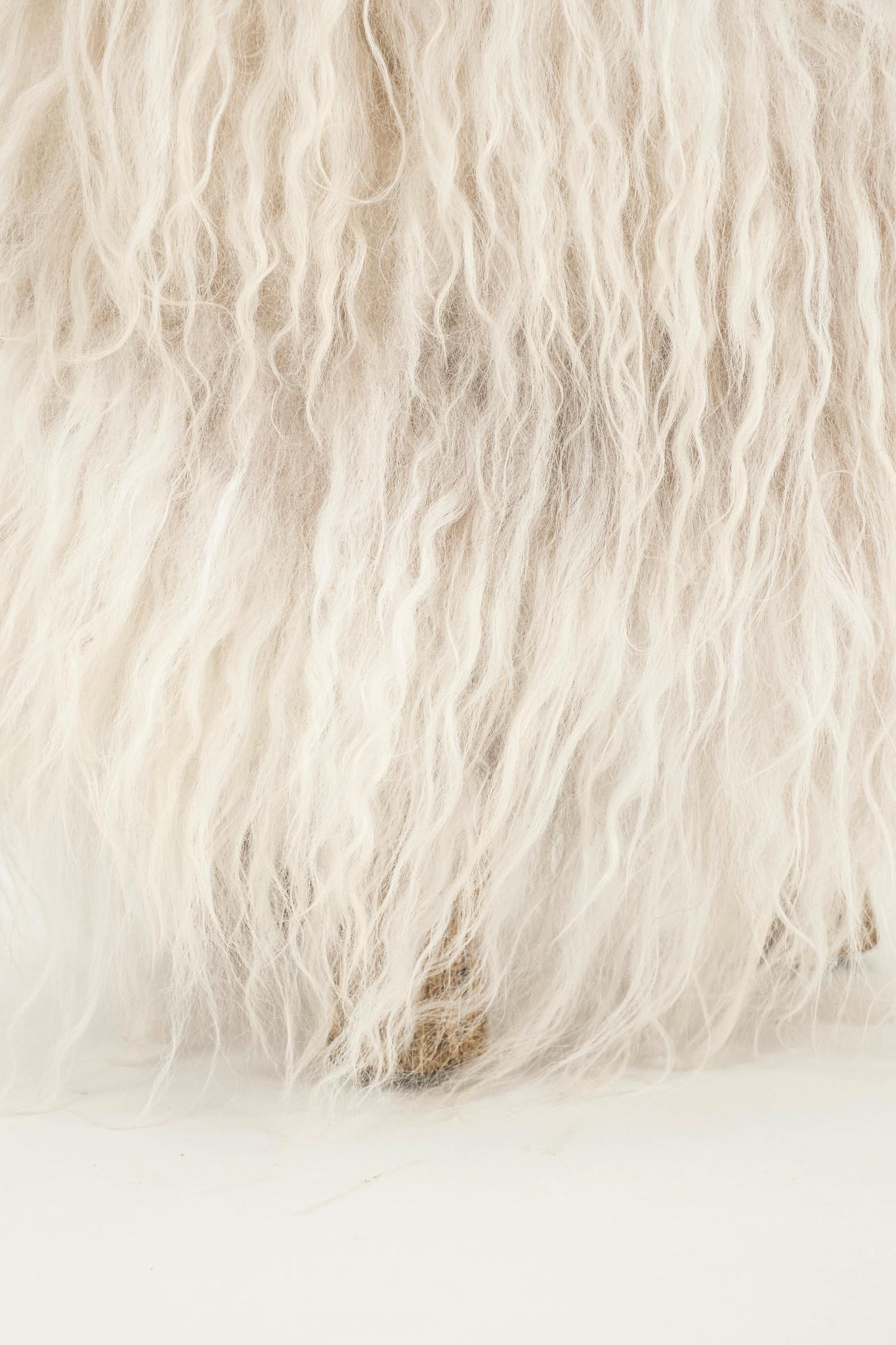 Isländisches Schafsfell Vergoldeter Branch Hocker im Angebot 1