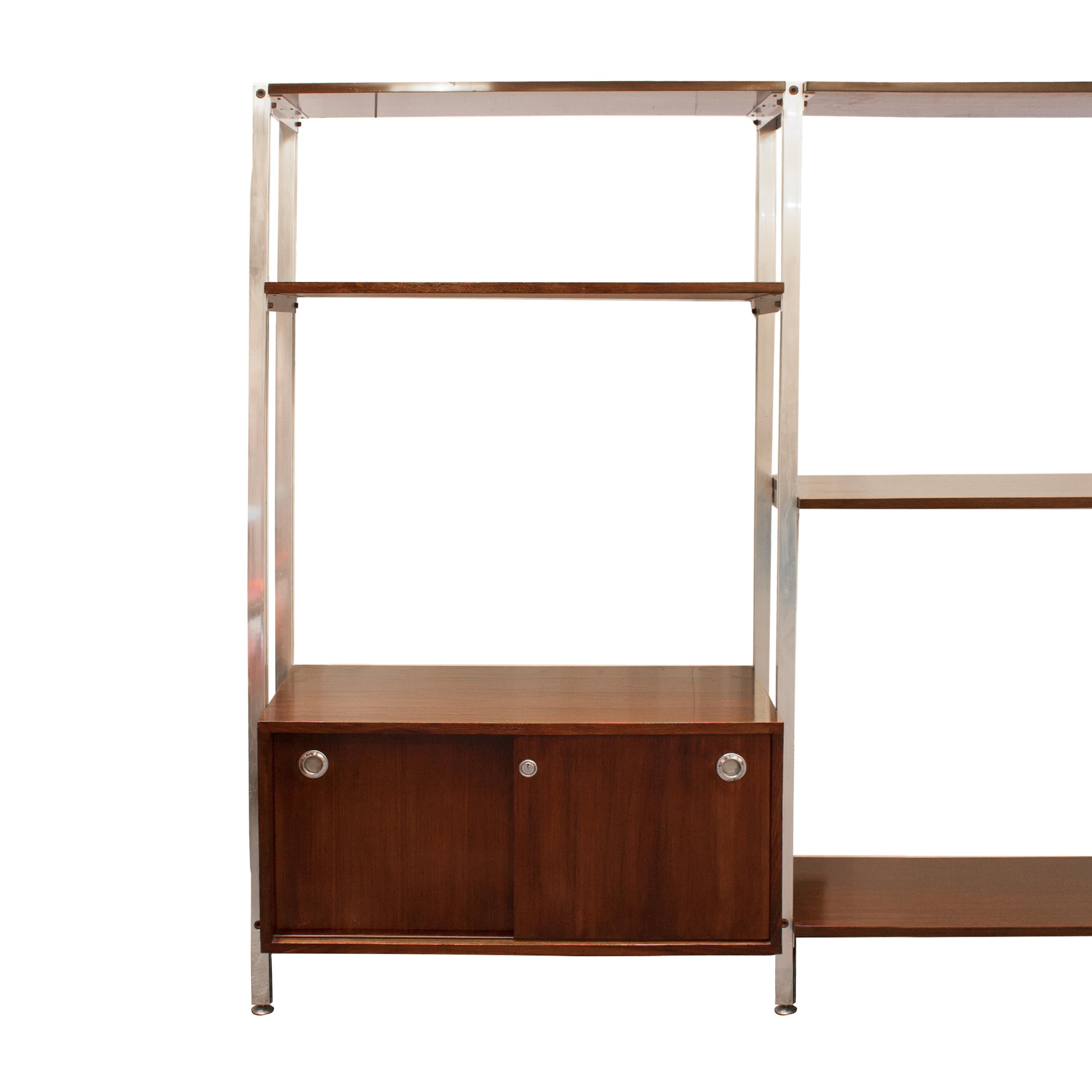 Office modular shelf edited by ICF Padova in the 1970s. Height adjustable steel structure, with mahogany shelves and two storage modules with sliding doors.