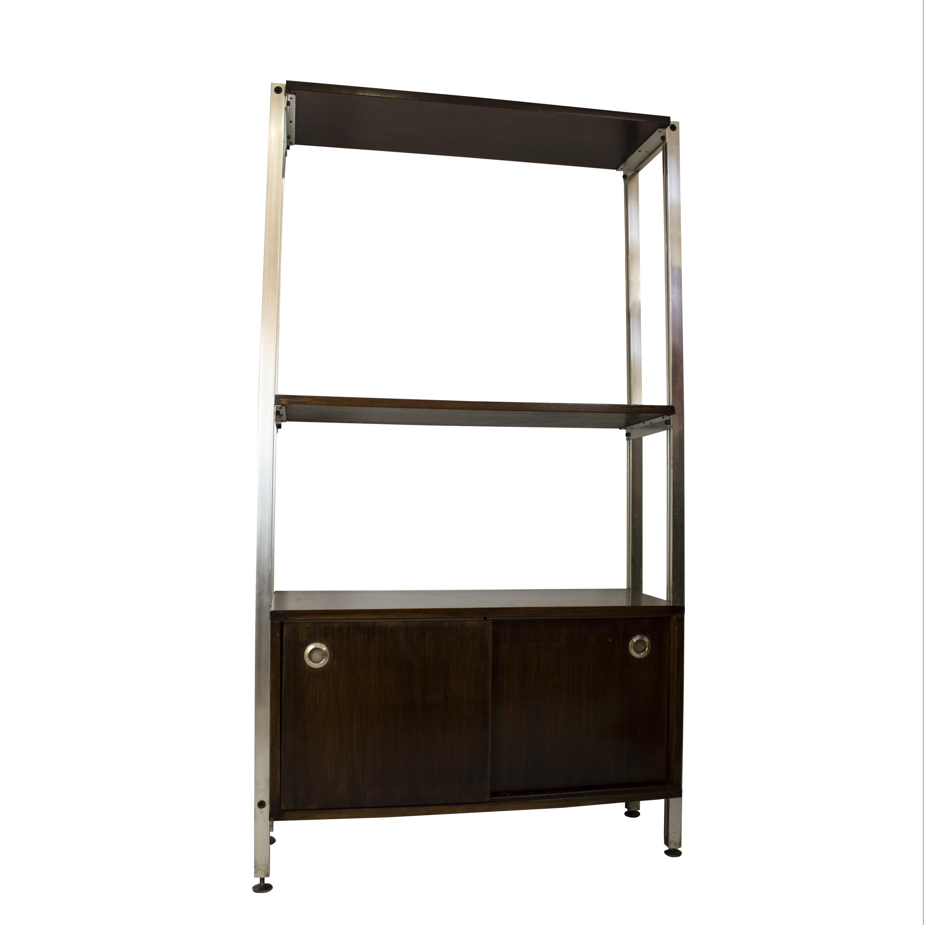 Etagère de bureau italienne éditée par ICF Padova dans les années 1970. Il se compose d'une structure en acier avec des étagères en teck et un module de rangement avec des portes coulissantes.