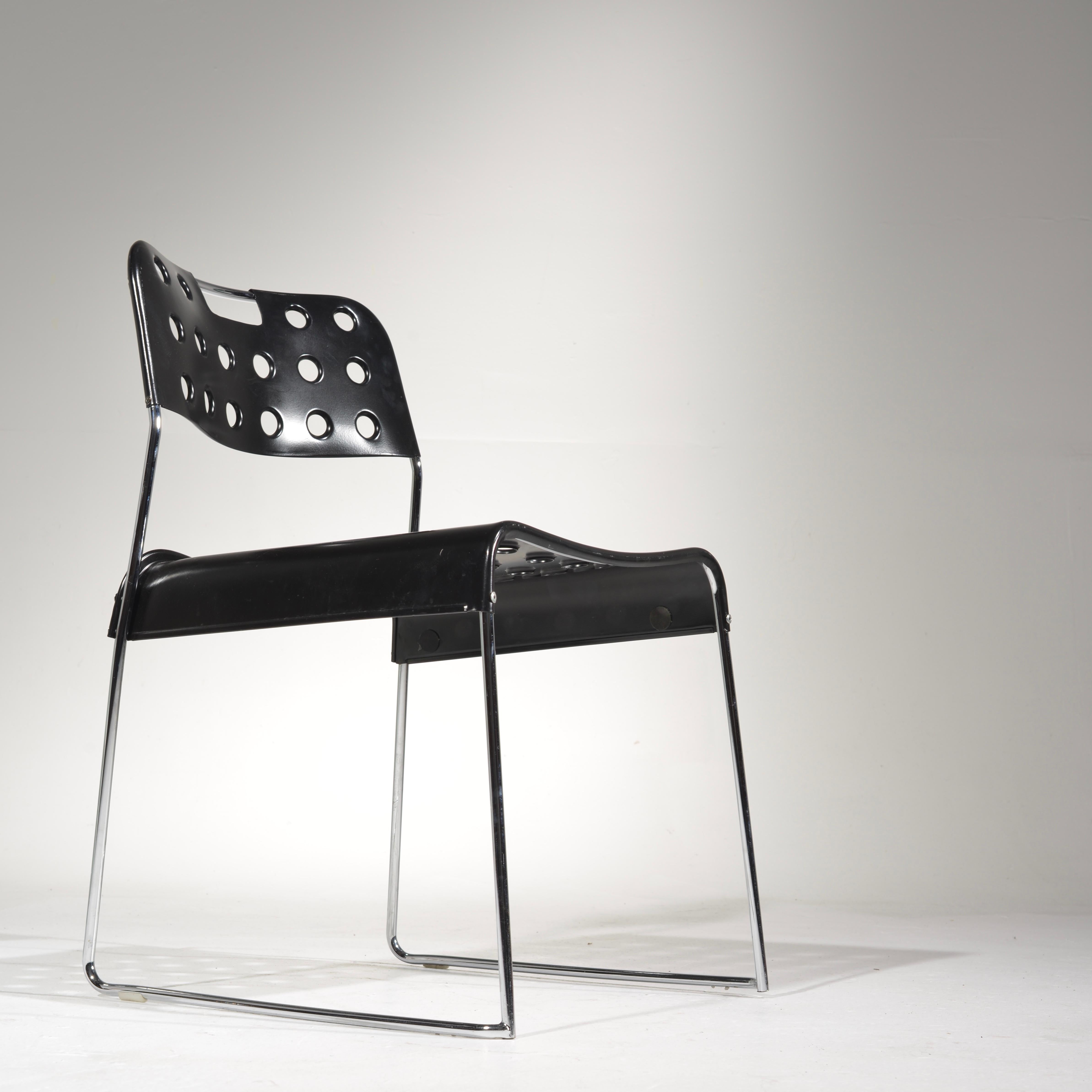 A striking, functional and thoroughly modern set. The chair is easy to use and store.
