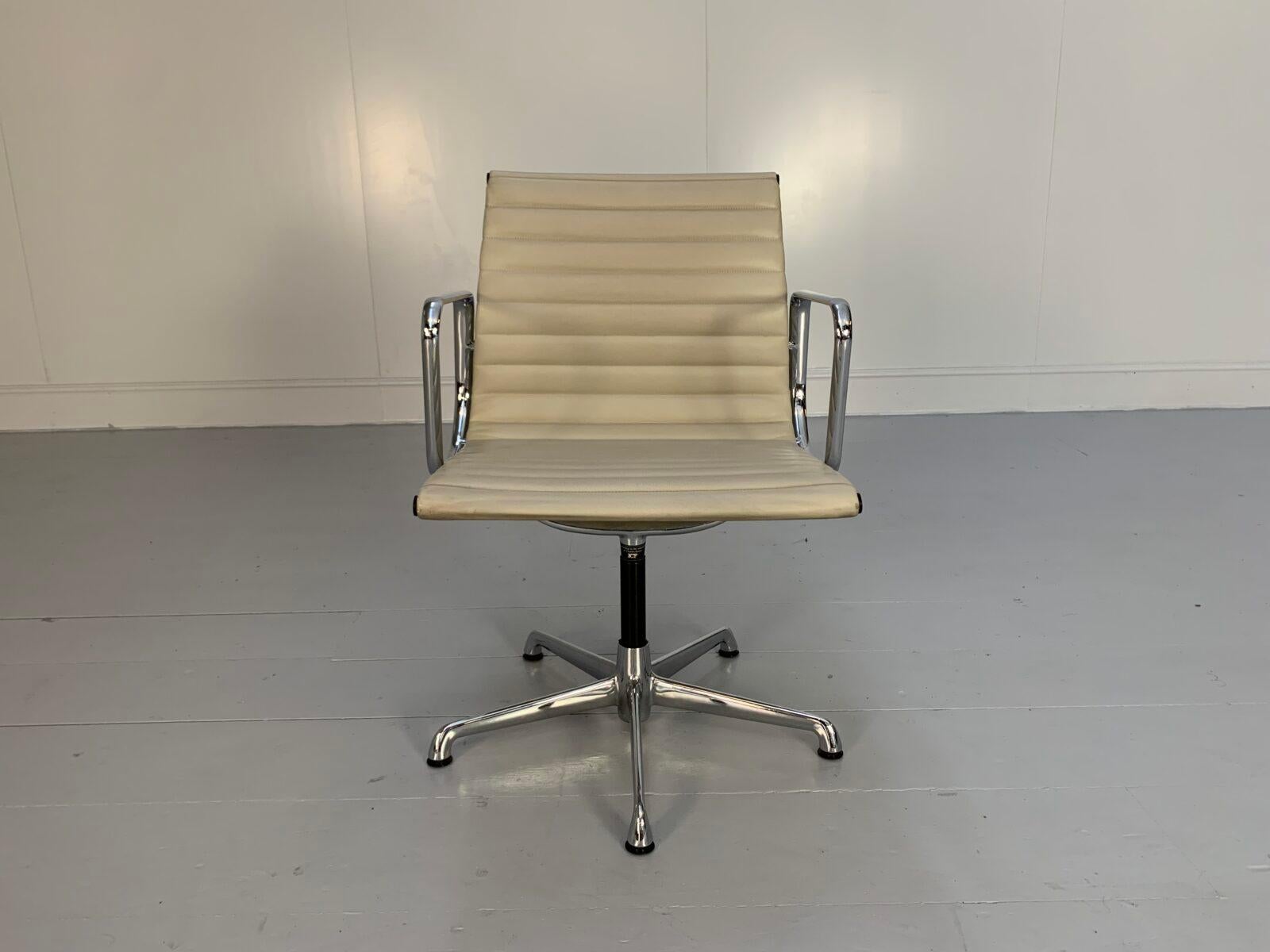 En esta ocasión te ofrecemos una de las sillas más bonitas y refinadas que puedas imaginar.

Se trata de una oportunidad única de adquirir lo que es, sin lugar a dudas, lo mejor de lo mejor: una silla ICF Eames 