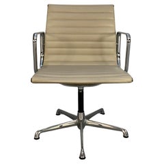 ICF Vitra Sedia Eames "EA 108" in alluminio - In pelle color crema pallido