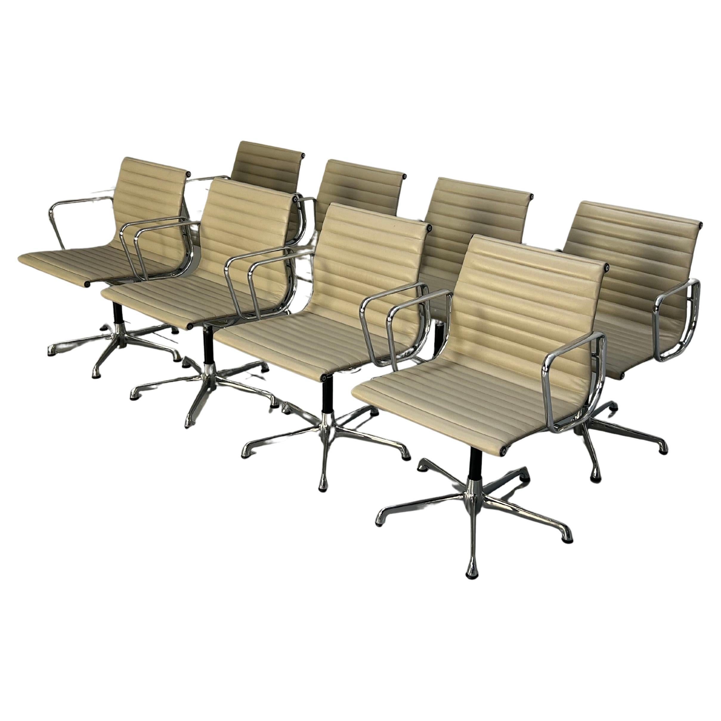ICF Vitra Sedia Eames "EA 108" in alluminio - In pelle color crema pallido in vendita