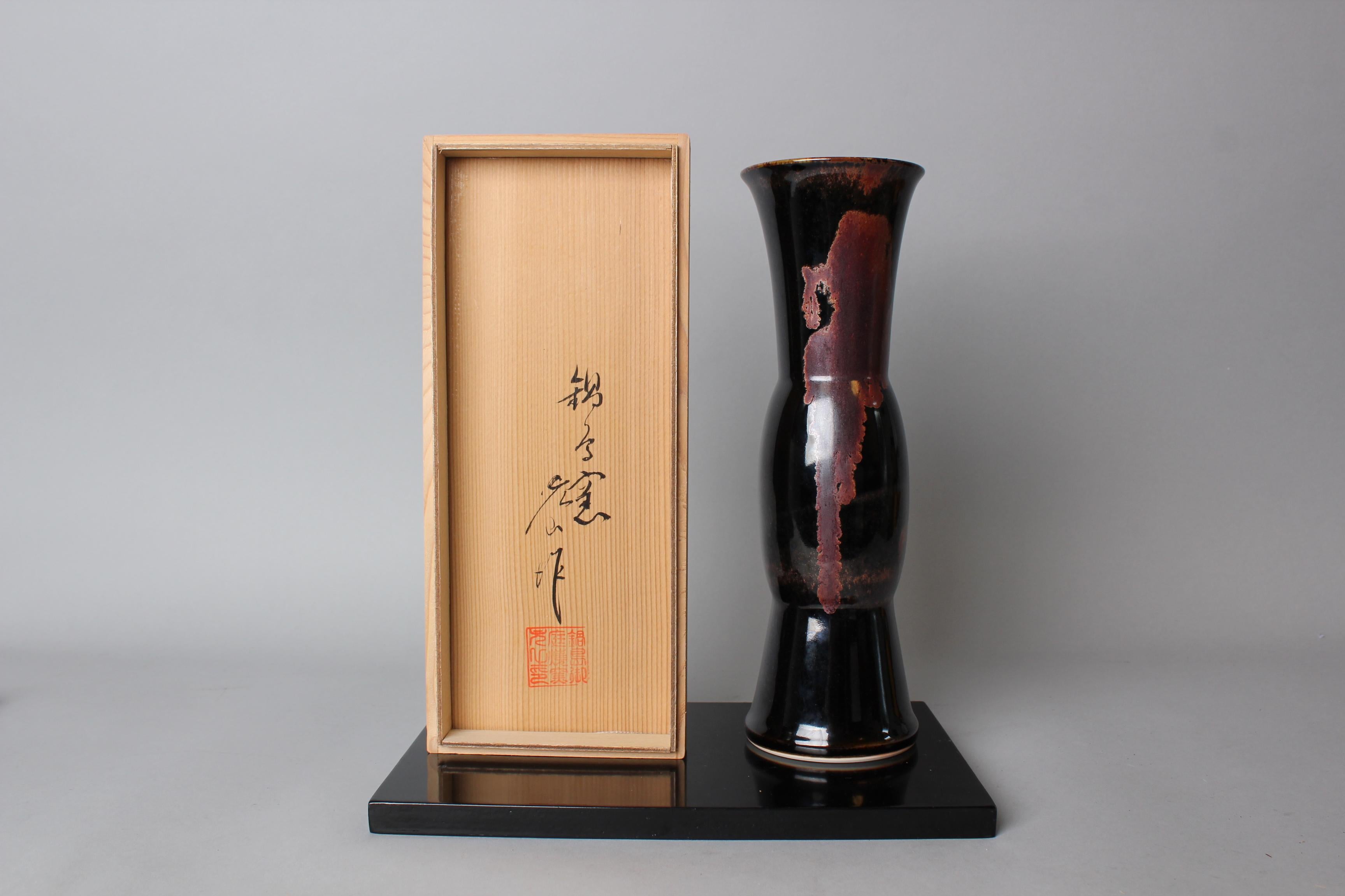 Ichikawa Kouzan Nabeshima Ceramic Vase with Irresistible Charm In Good Condition For Sale In Fukuoka, JP