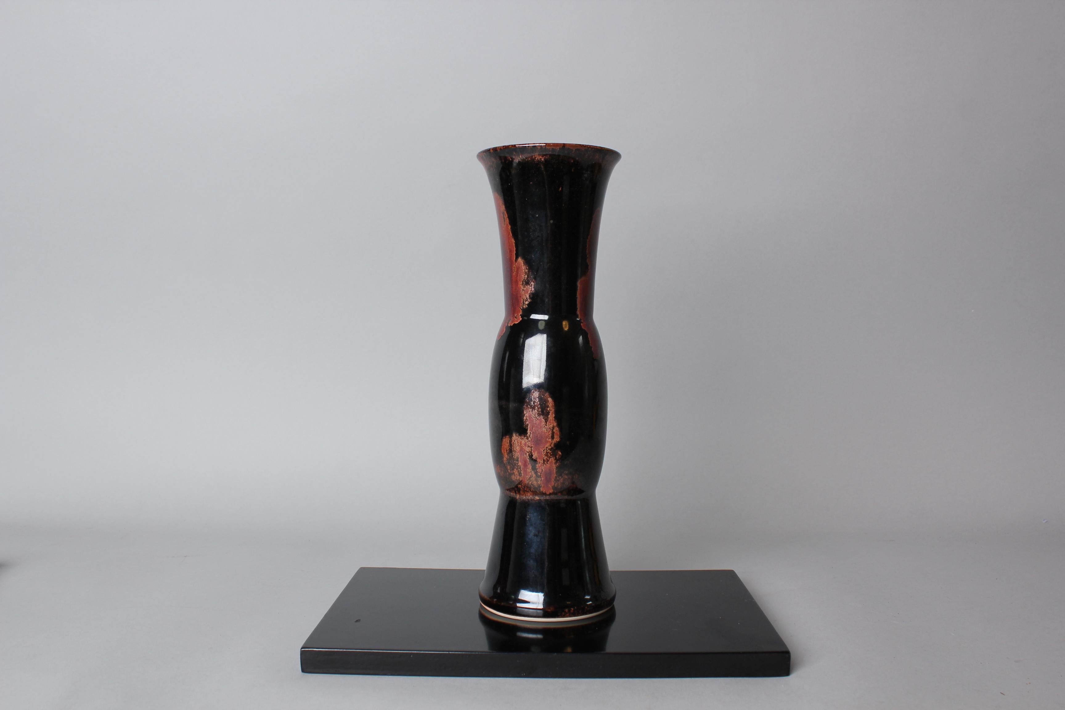 Ichikawa Kouzan Nabeshima Ceramic Vase with Irresistible Charm For Sale 1