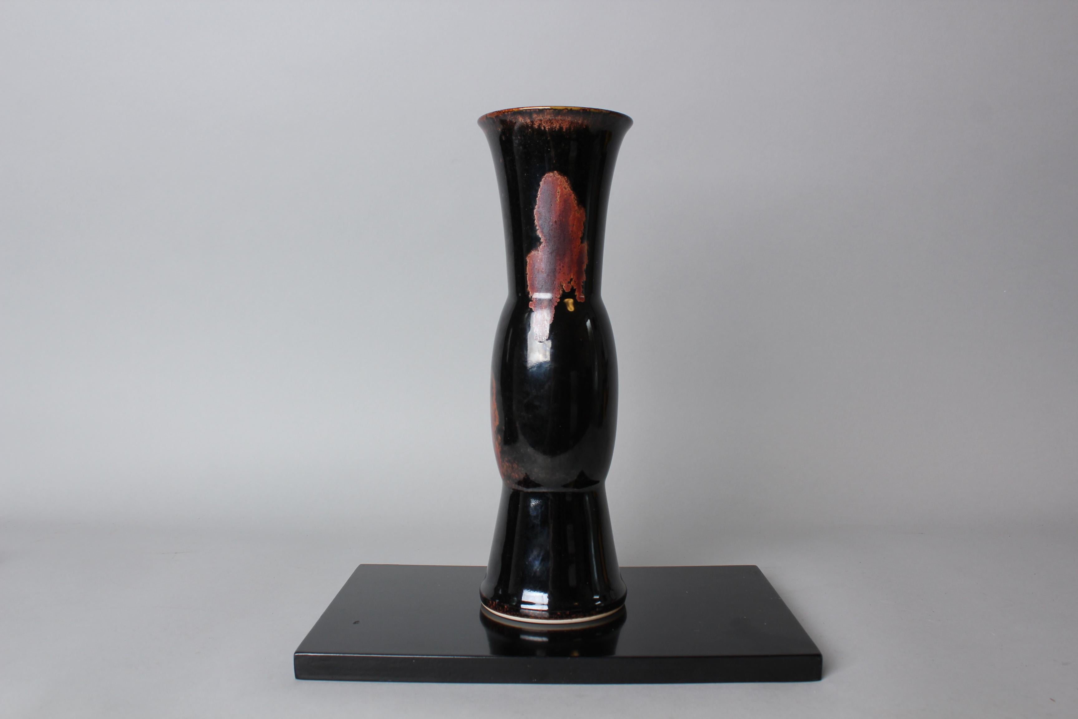 Ichikawa Kouzan Nabeshima Ceramic Vase with Irresistible Charm For Sale 2
