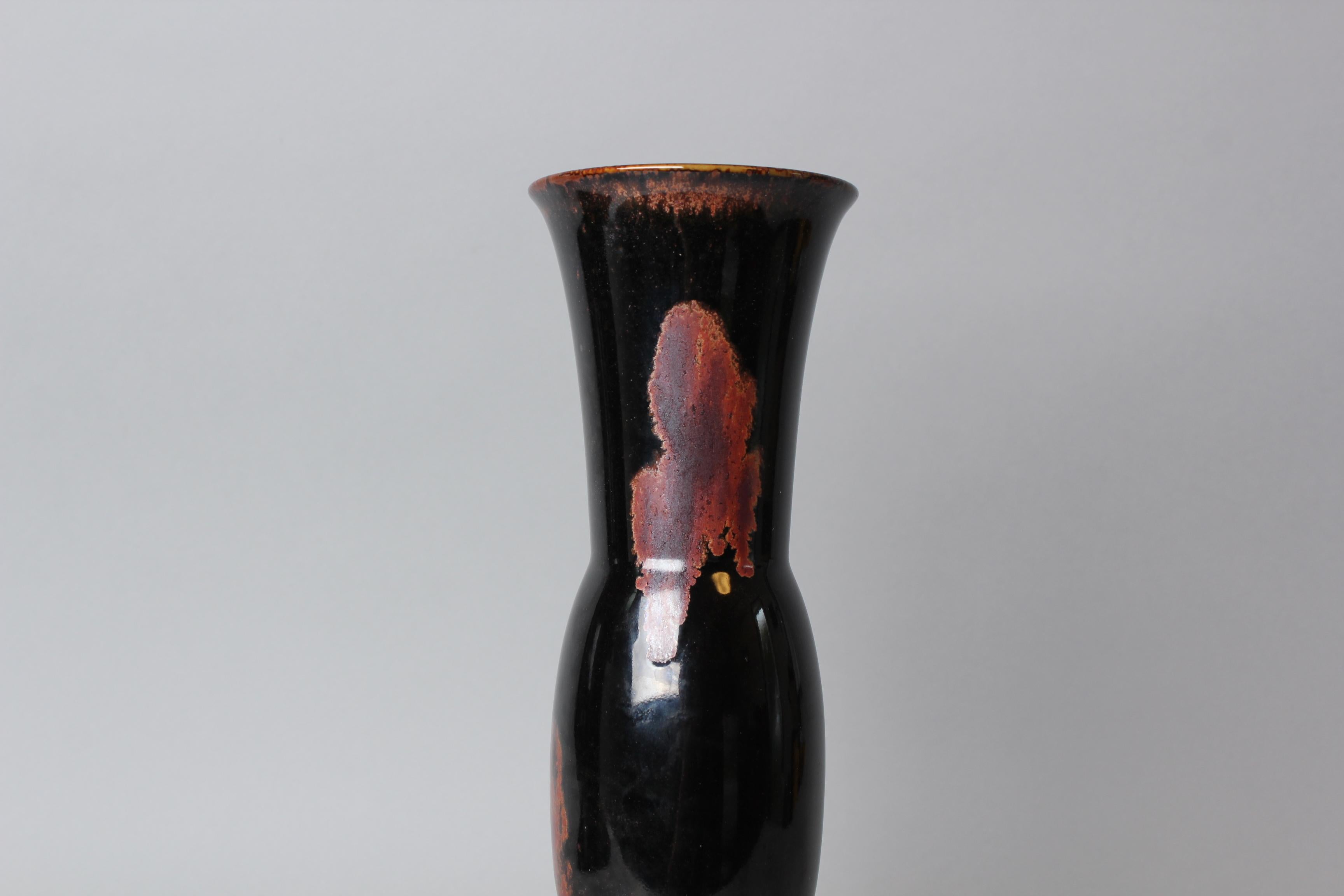 Ichikawa Kouzan Nabeshima Ceramic Vase with Irresistible Charm For Sale 3