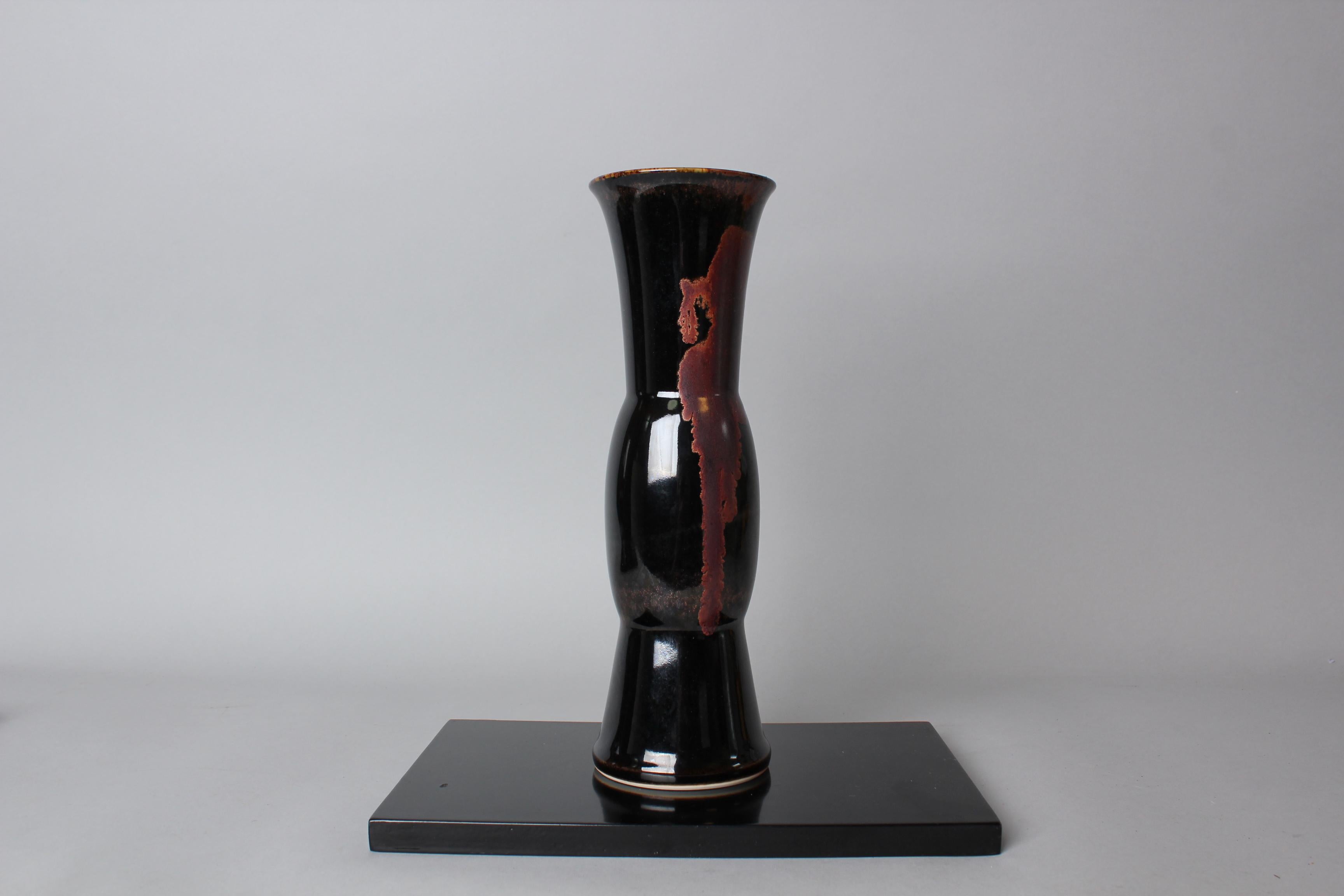 Ichikawa Kouzan Nabeshima Ceramic Vase with Irresistible Charm For Sale 4