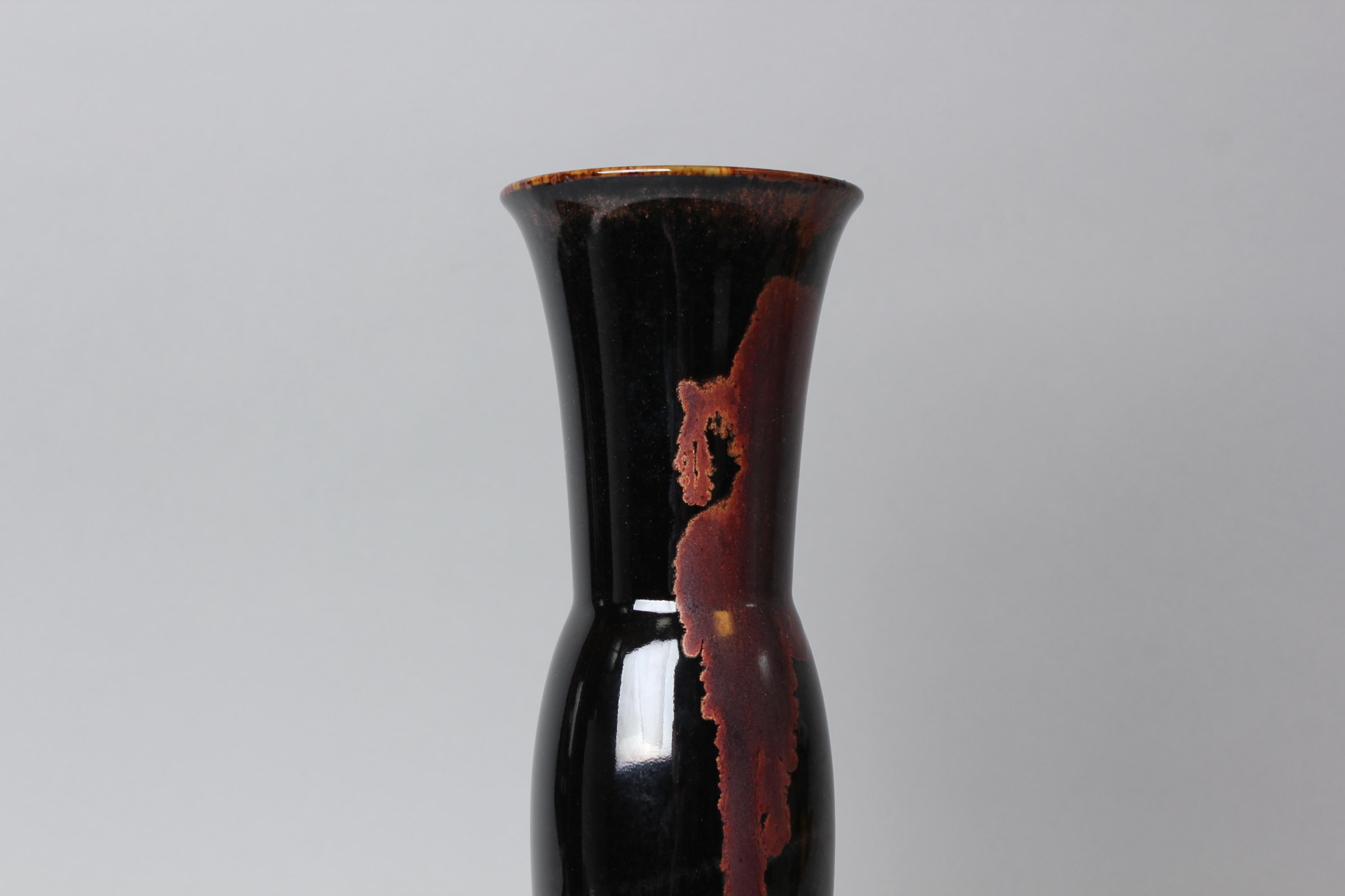 Ichikawa Kouzan Nabeshima Ceramic Vase with Irresistible Charm For Sale 5