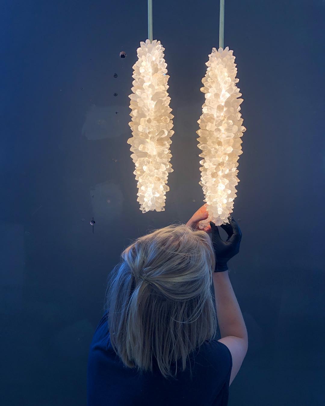 Lampe à suspension en cristal naturel non taillé en forme de glaçon 45 de Christopher Boots en vente 4