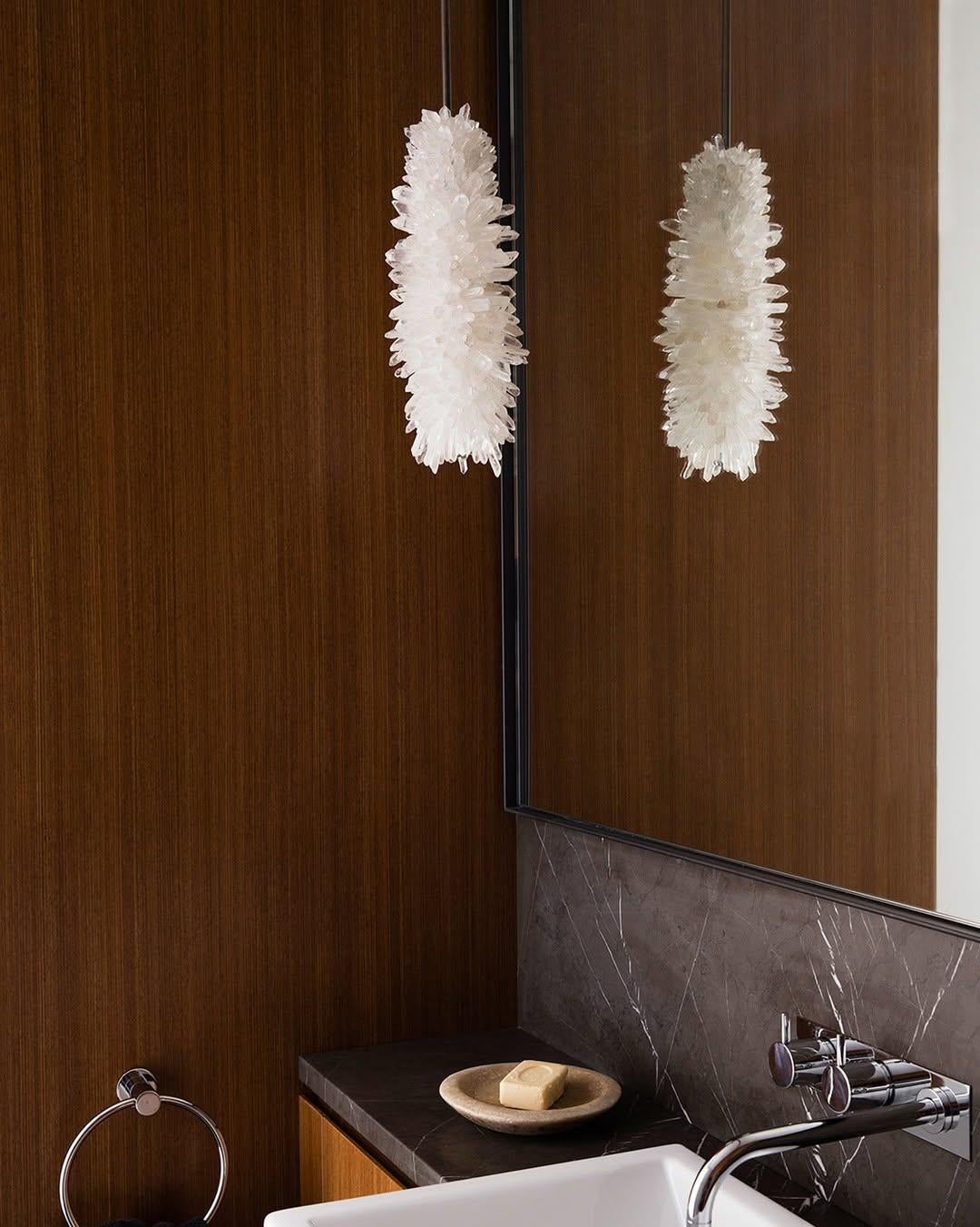 Lampe à suspension en cristal naturel non taillé en forme de glaçon 45 de Christopher Boots en vente 5