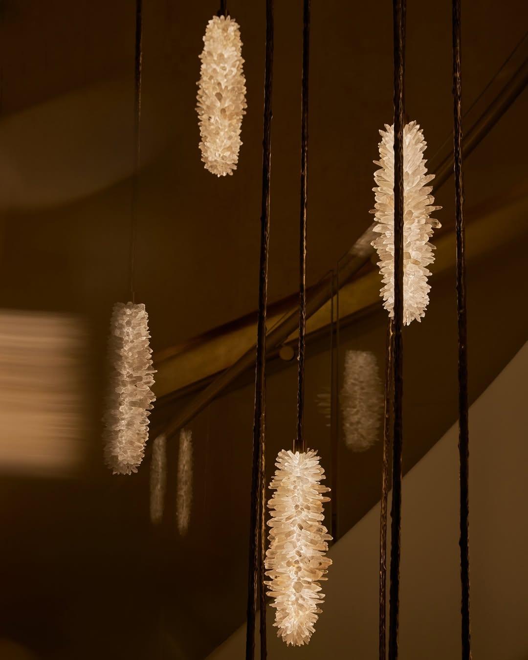 Lampe à suspension en cristal naturel non taillé en forme de glaçon 45 de Christopher Boots en vente 9