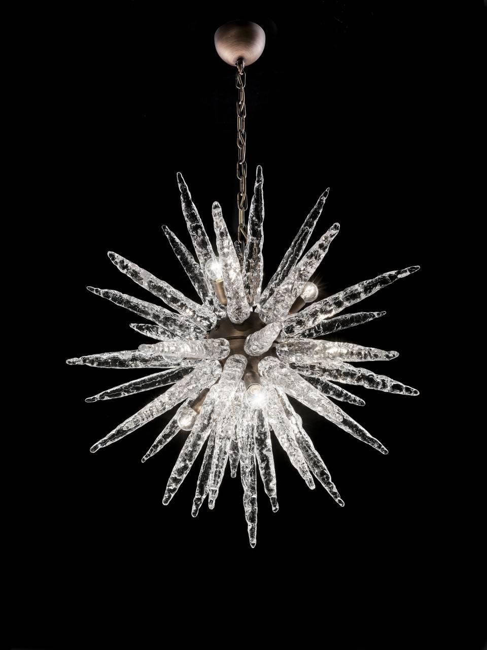 Lampadario italiano Sputnik con vetri trasparenti a forma di ghiacciolo di Murano, montato su una struttura in metallo color bronzo / Disegnato da Fabio Bergomi per Fabio Ltd / Made in Italy
9 luci / tipo E12 o E14 / max 40W ciascuna
Altezza: 30