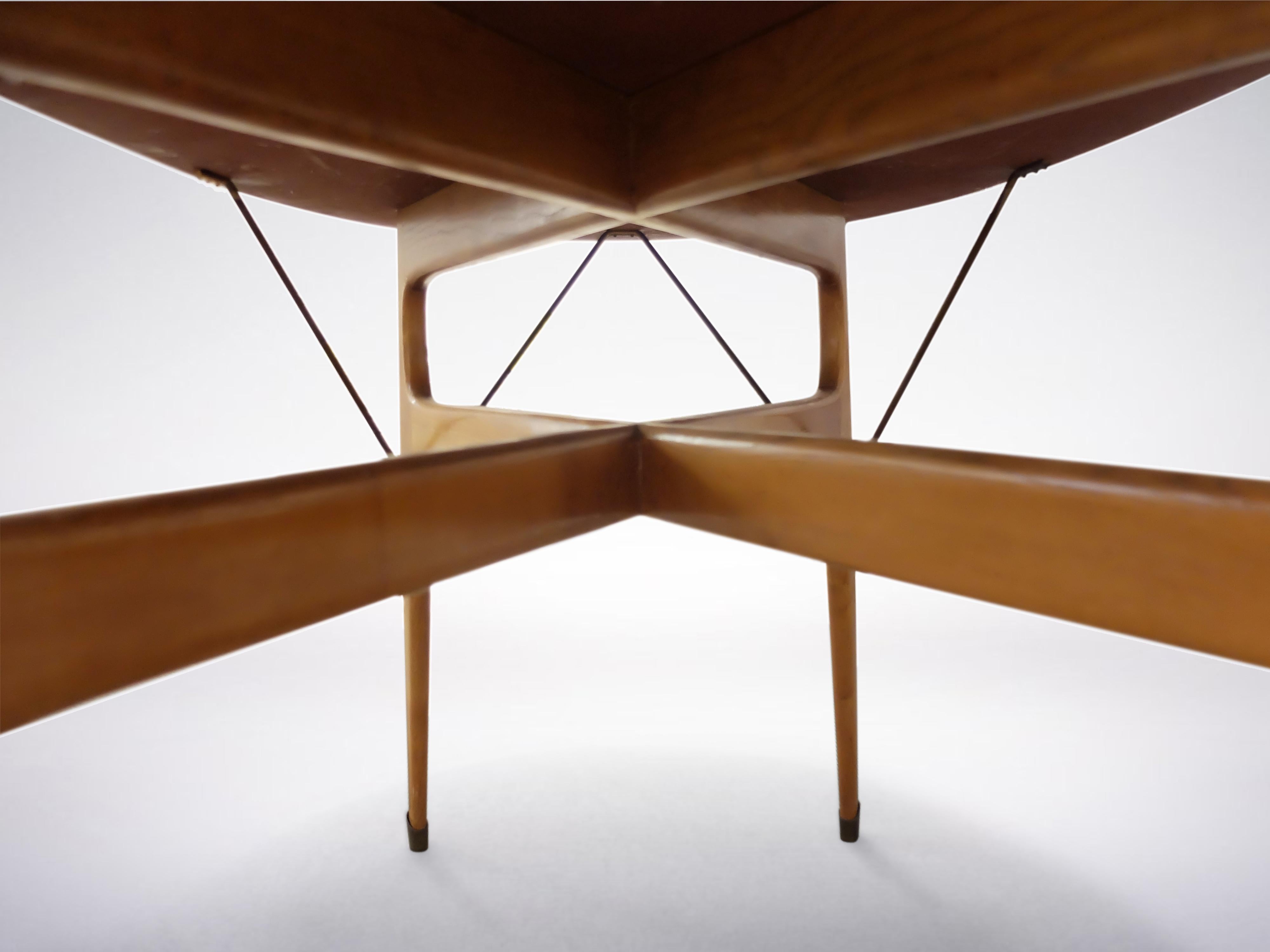 Milieu du XXe siècle Table de salle à manger italienne en bois de style mi-siècle moderne de Ico et Luisa Parisi, vers 1950 en vente