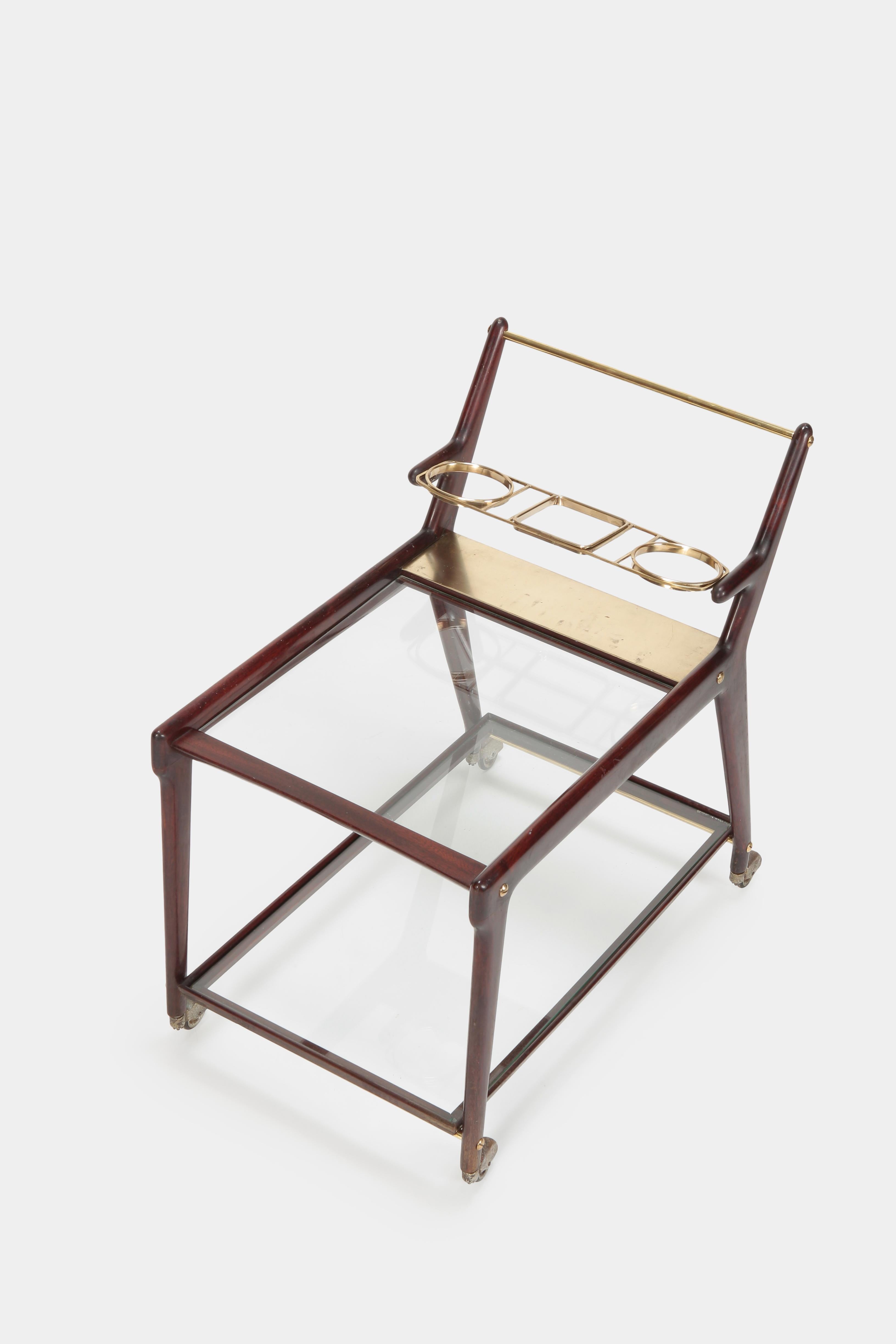 Ico & Luisa Parisi bar cart manufactured in the 1950s in Italy. Elegant shaped frame made of solid mahogany and brass details like the bottle stand and visible screws.