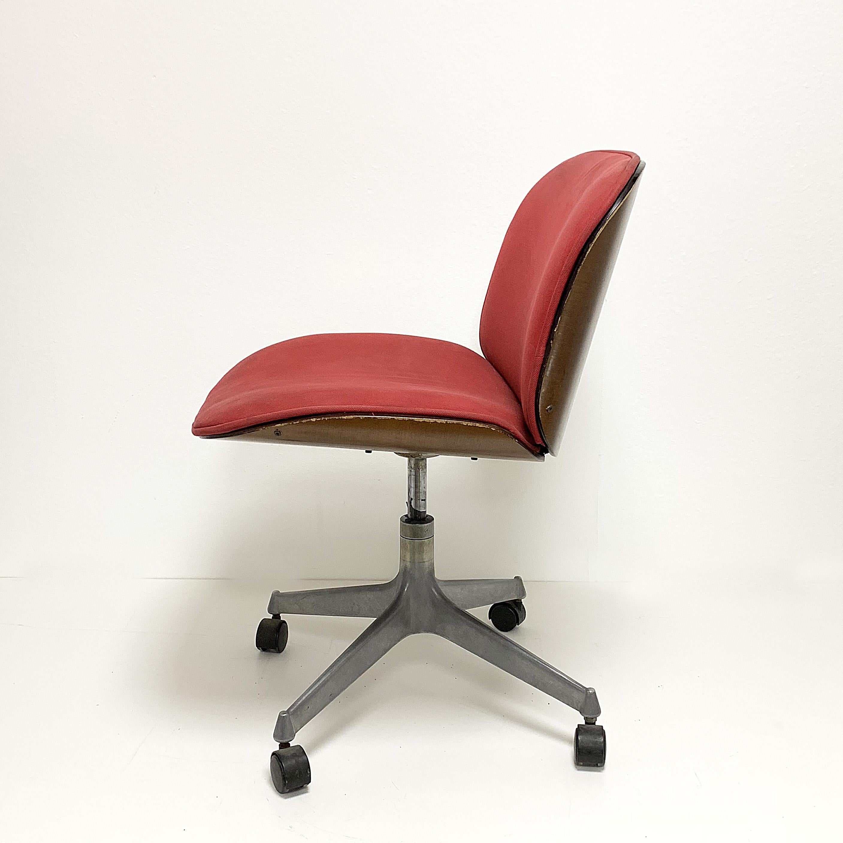 This vintage swivel office chair was designed by Ico Parisi for MIM (Mobili Italiani Moderni - Rome) in the 1950s. It rests on a Four-star steel base. The chair is equipped with self-braking wheels.