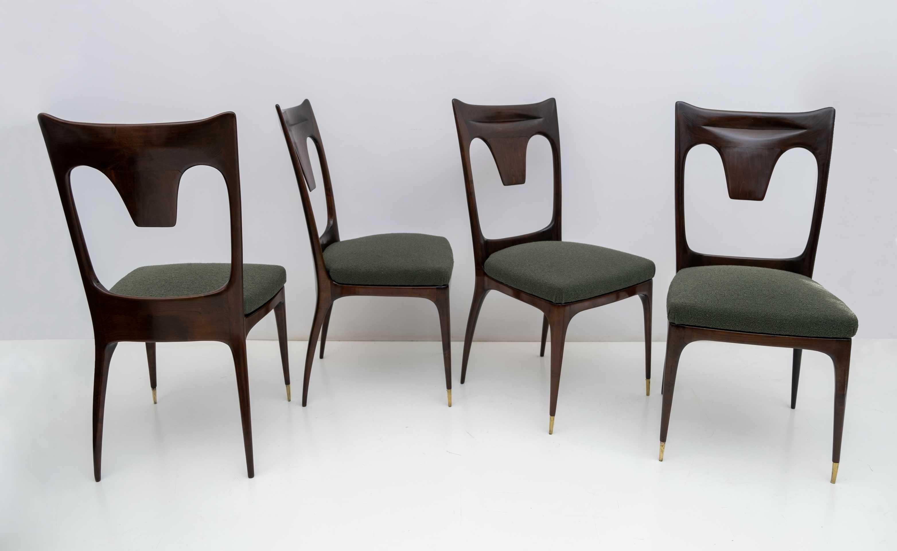 Ico & Luisa Parisi pour Ariberto Colombo, Cantù, ensemble de quatre chaises de salle à manger en noyer. Structure sculpturale avec dossier papillon légèrement incurvé, assise avec ressorts d'origine et pieds fuselés avec embouts en laiton.