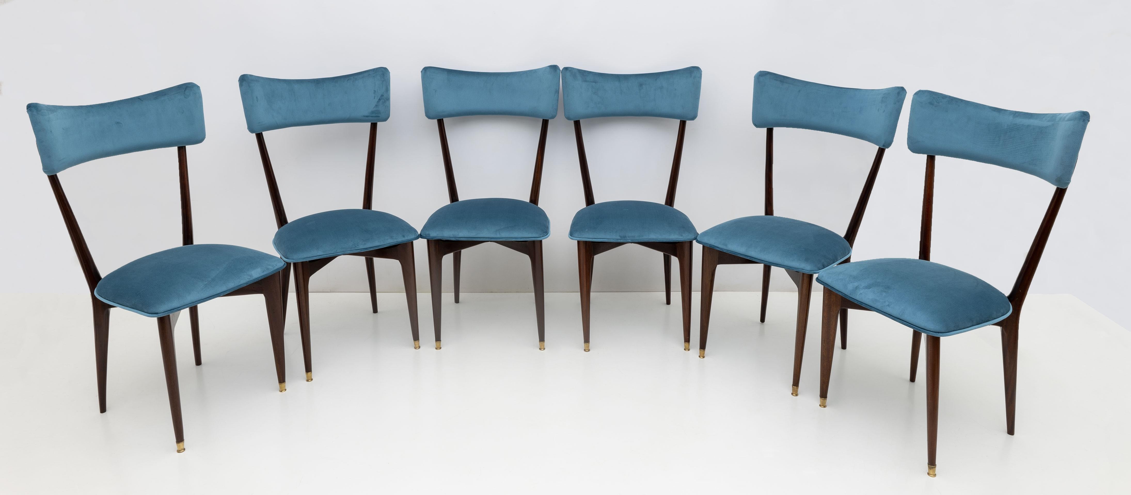 Ico & Luisa Parisi for Ariberto Colombo, Cantù, set of six rare rosewood dining chairs. Sculptural structure with slightly curved butterfly-shaped padded back, padded seat suspended on the pointed corner supports of the underlying X-frame and