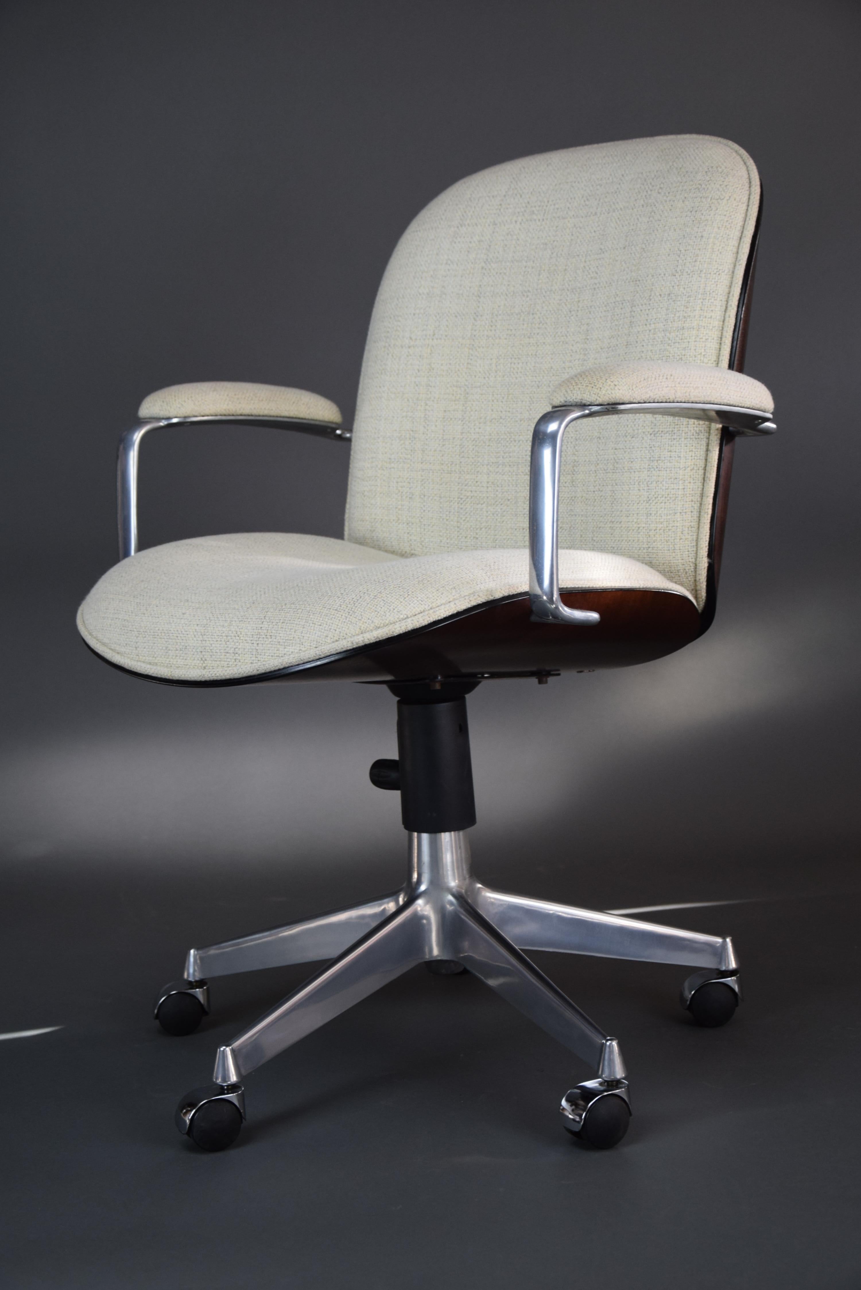 Rehaussez votre espace de bureau avec cette rare chaise de bureau moderne du milieu du siècle dernier, conçue par le célèbre Ico Parisi pour MIM Rome, en Italie.

Cette chaise n'est pas seulement élégante, elle est aussi une œuvre d'art qui sera le