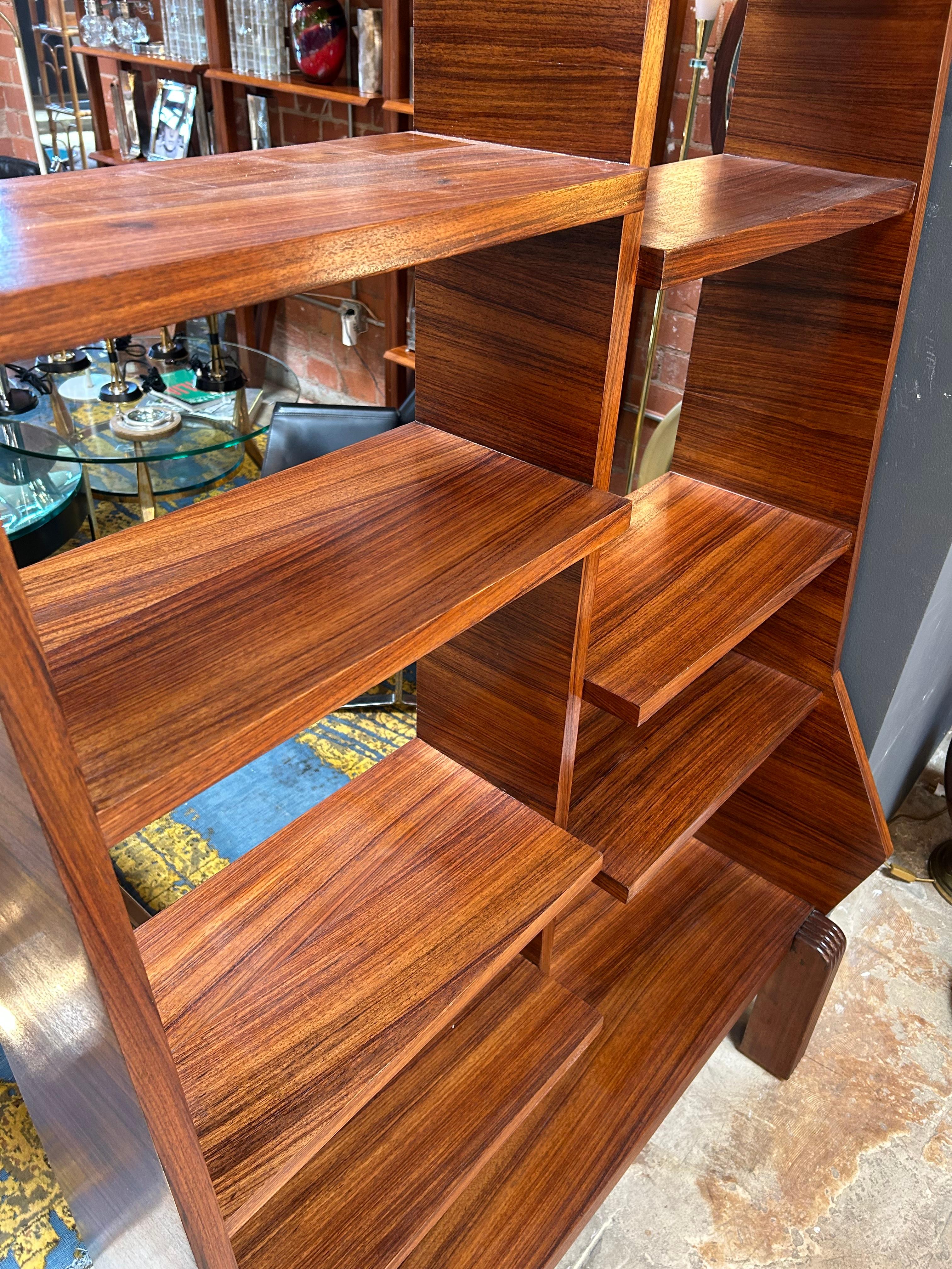 Questa splendida libreria, attribuita a Ico Parisi e realizzata probabilmente negli anni '50, mostra la miscela di funzionalità ed eleganza scultorea tipica del designer. Realizzata in noce ricco e lucidato, la struttura asimmetrica presenta una