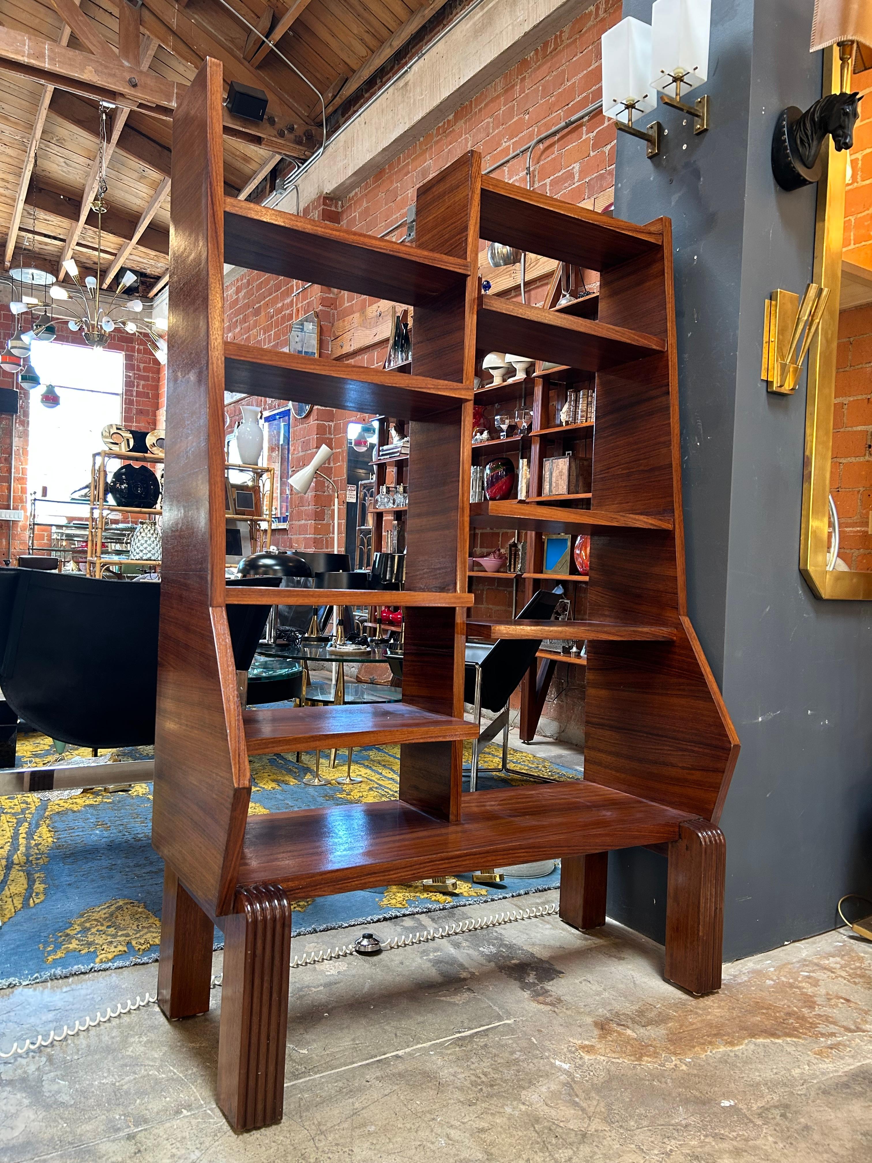 Libreria scultorea in legno di noce di Ico Parisi del 1950 In condizioni buone in vendita a Los Angeles, CA