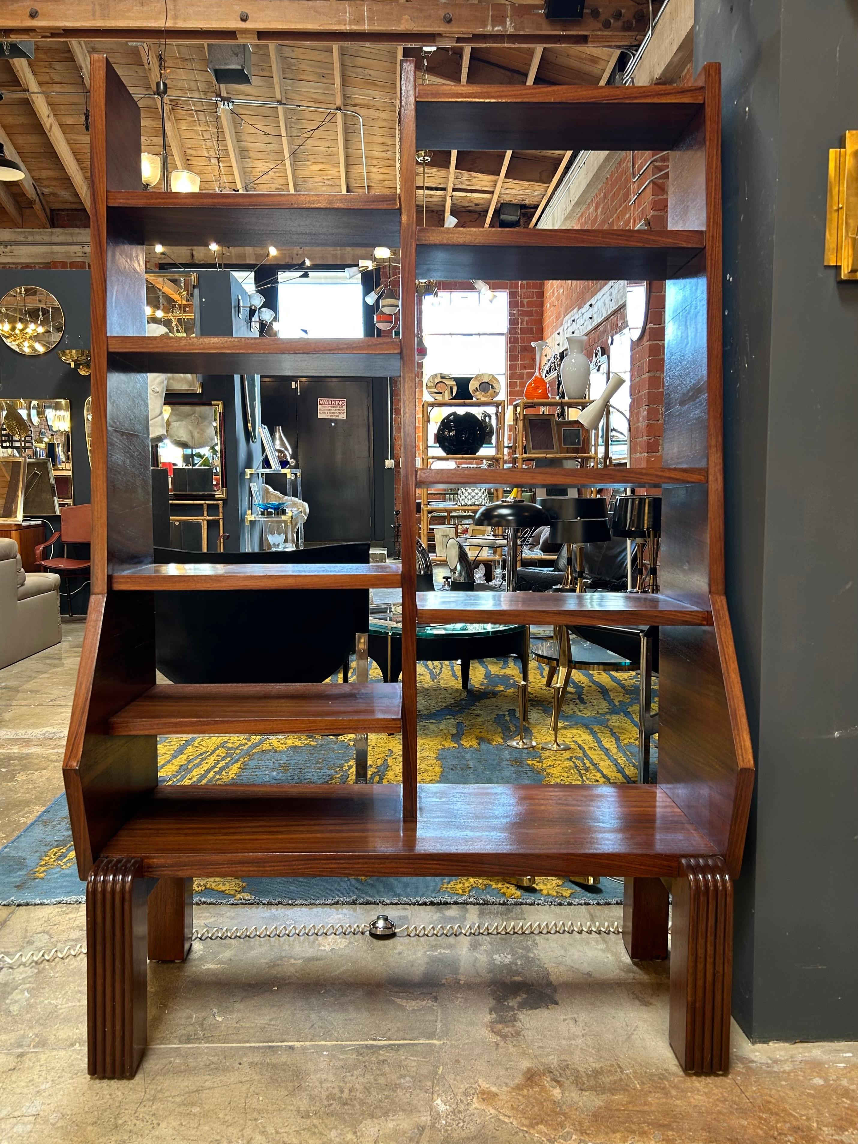 Metà XX secolo Libreria scultorea in legno di noce di Ico Parisi del 1950 in vendita