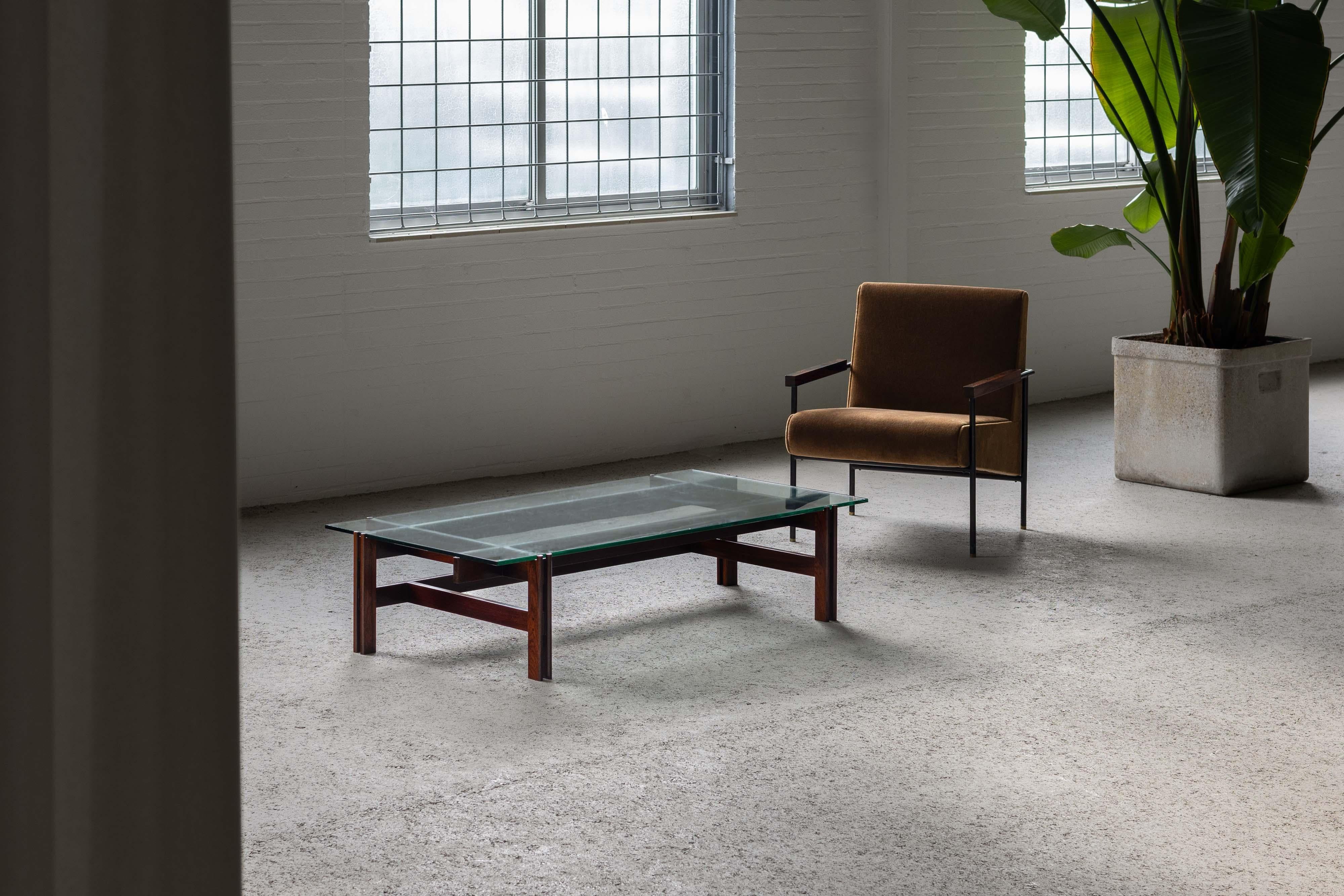 Presentamos la impresionante Mesa baja arquitectónica Modelo 751, diseñada por el célebre diseñador italiano Ico Parisi y fabricada por Cassina en 1962. Esta icónica mesa de centro muestra la maestría de Parisi a la hora de combinar el diseño