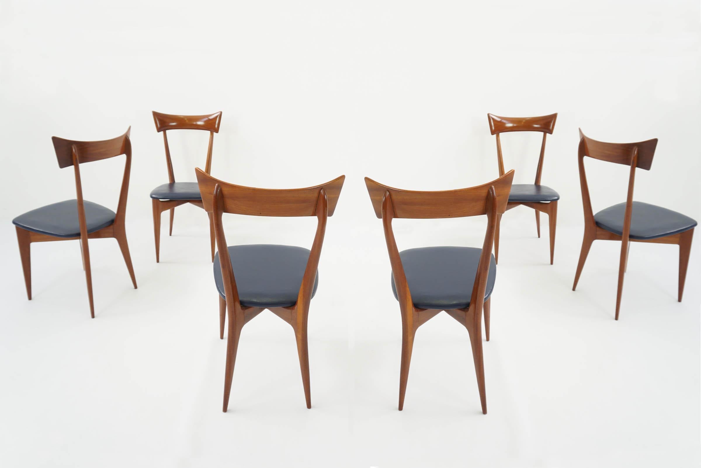 Set of 6 chairs designed during circa 1945
Produced by Ariberto Colombo Cantù, Italy
The chairs are in very good conditions and a great Patina for the seats covered in the original Faux Leather in elegant deep petrol blue.