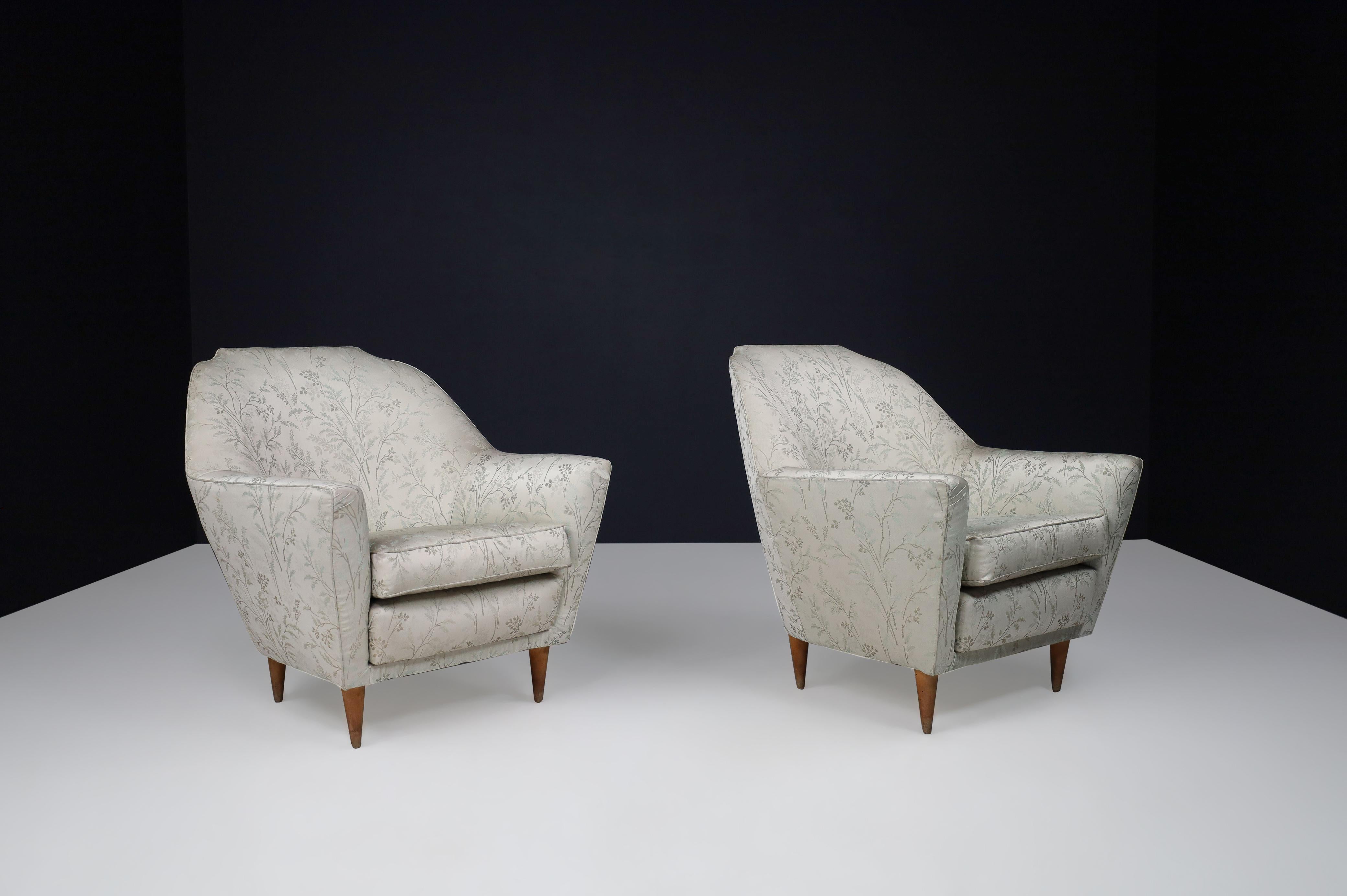 Ico Parisi Armchairs in Fabric and Tapered wooden Legs, Italy 1950s For Sale 4