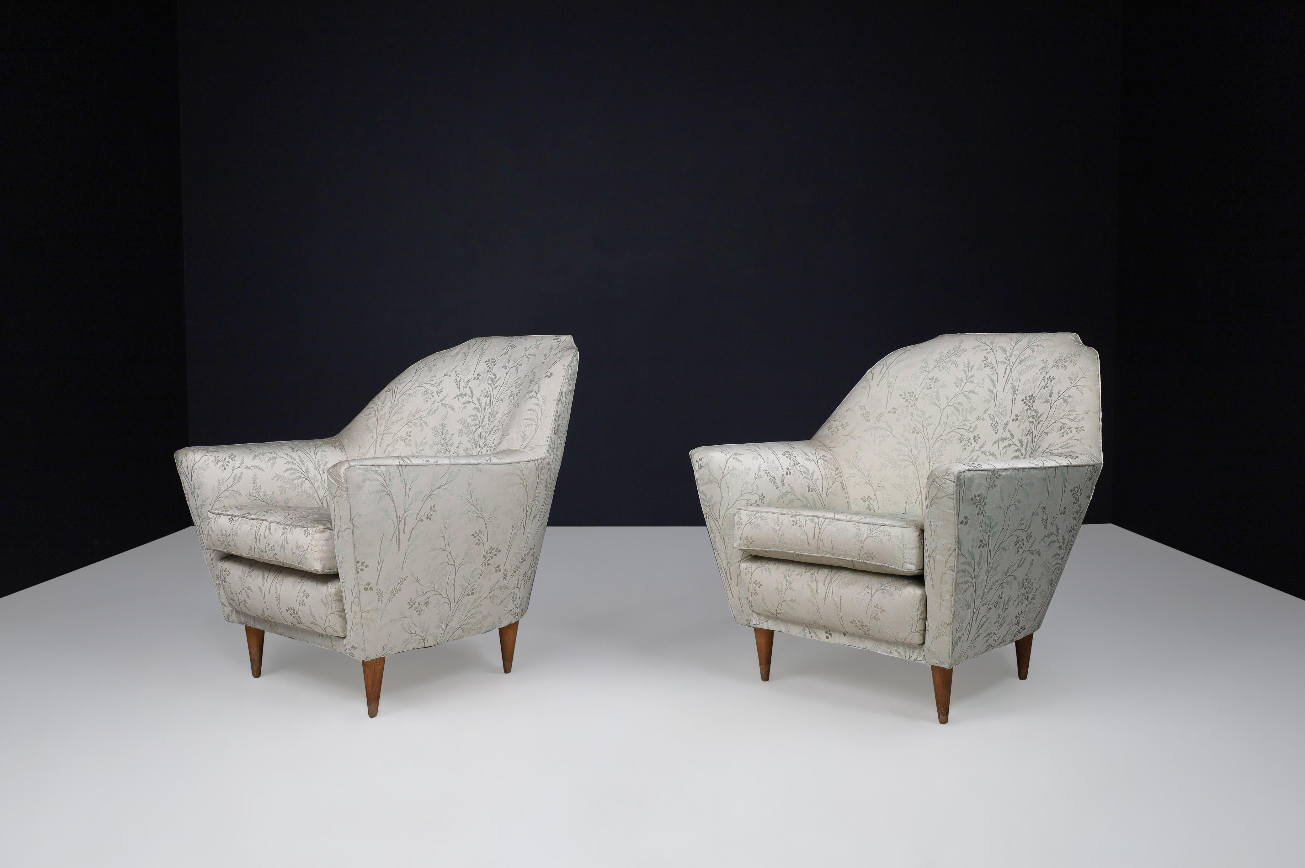 Ico Parisi Armchairs in Fabric and Tapered wooden Legs, Italy 1950s For Sale 5
