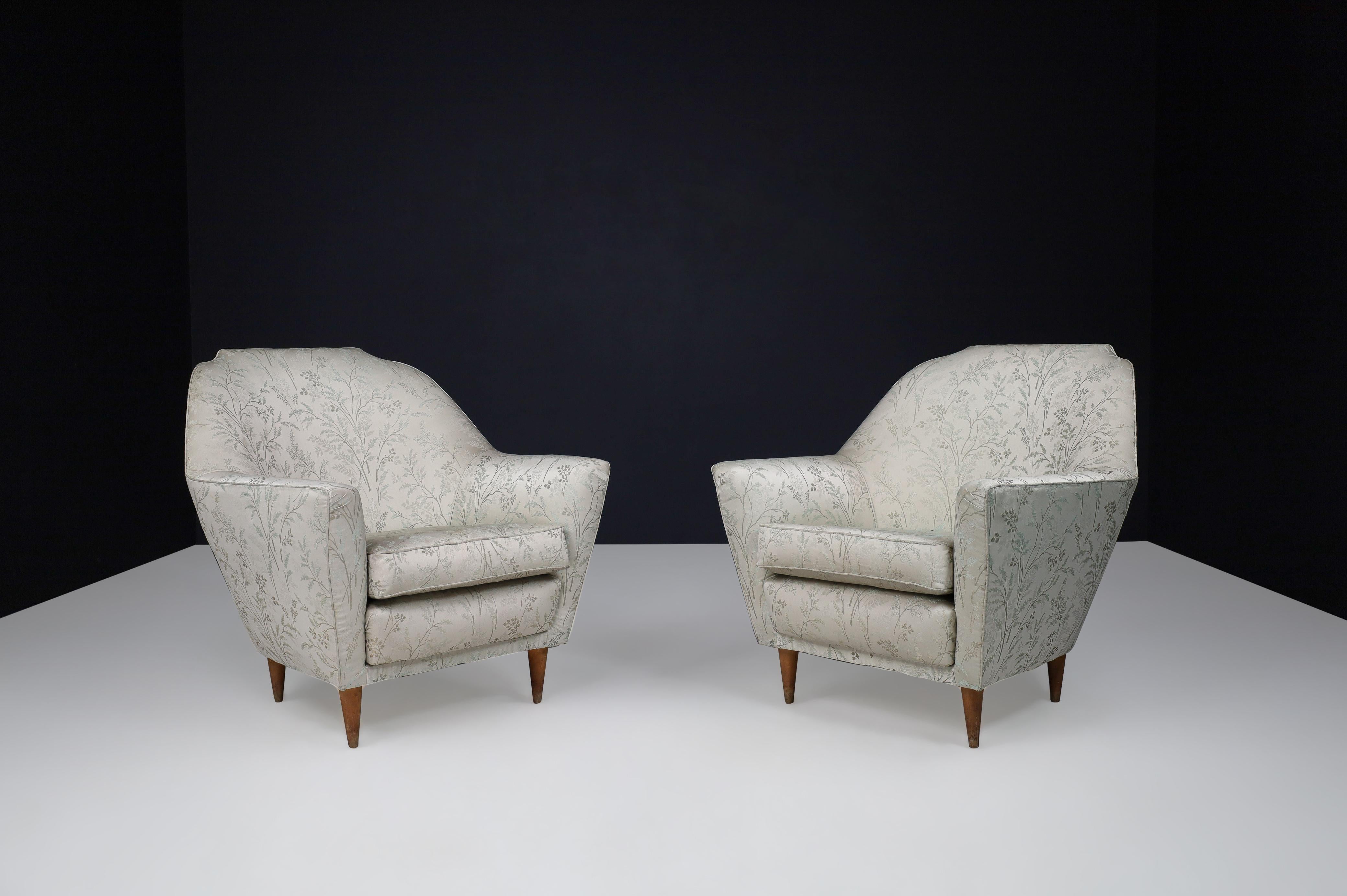 Ico Parisi armchairs in fabric and tapered wooden legs, Italy 1950s 

Ico and Luisa Parisi designed a pair of collectible Italian mid-century armchairs for Ariberto Colombo in the early 1950s. The angular shape of the back and sides and the