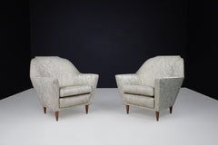 Sillones de Mitad de Siglo en Tela y Patas Cónicas de Madera, Italia Años 50