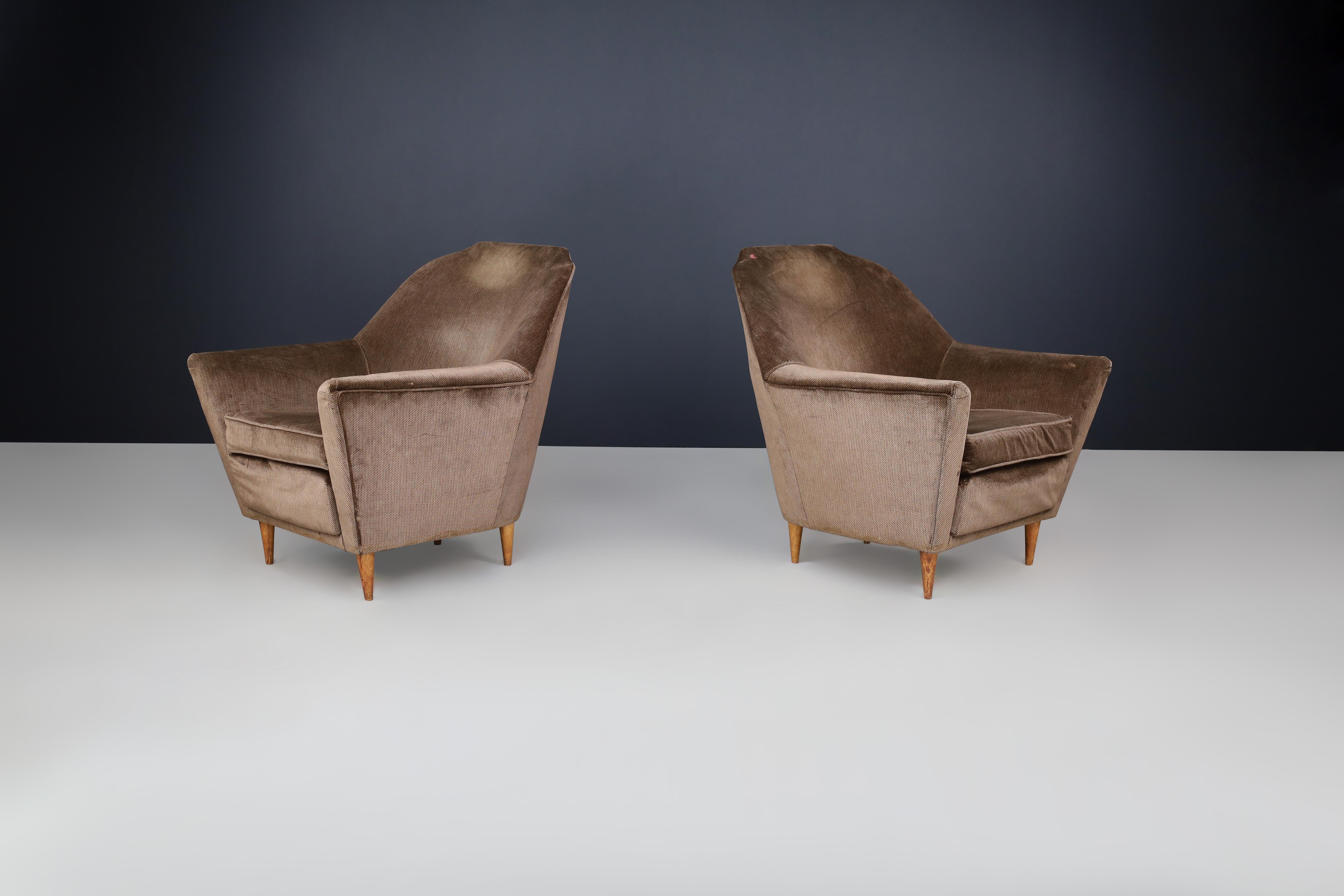 Ico Parisi (Attributed) armchairs in fabric and tapered wooden legs, Italy 1950s 

Ico and Luisa Parisi (Attributed) designed a pair of collectible Italian mid-century armchairs for Ariberto Colombo in the early 1950s. The angular shape of the back