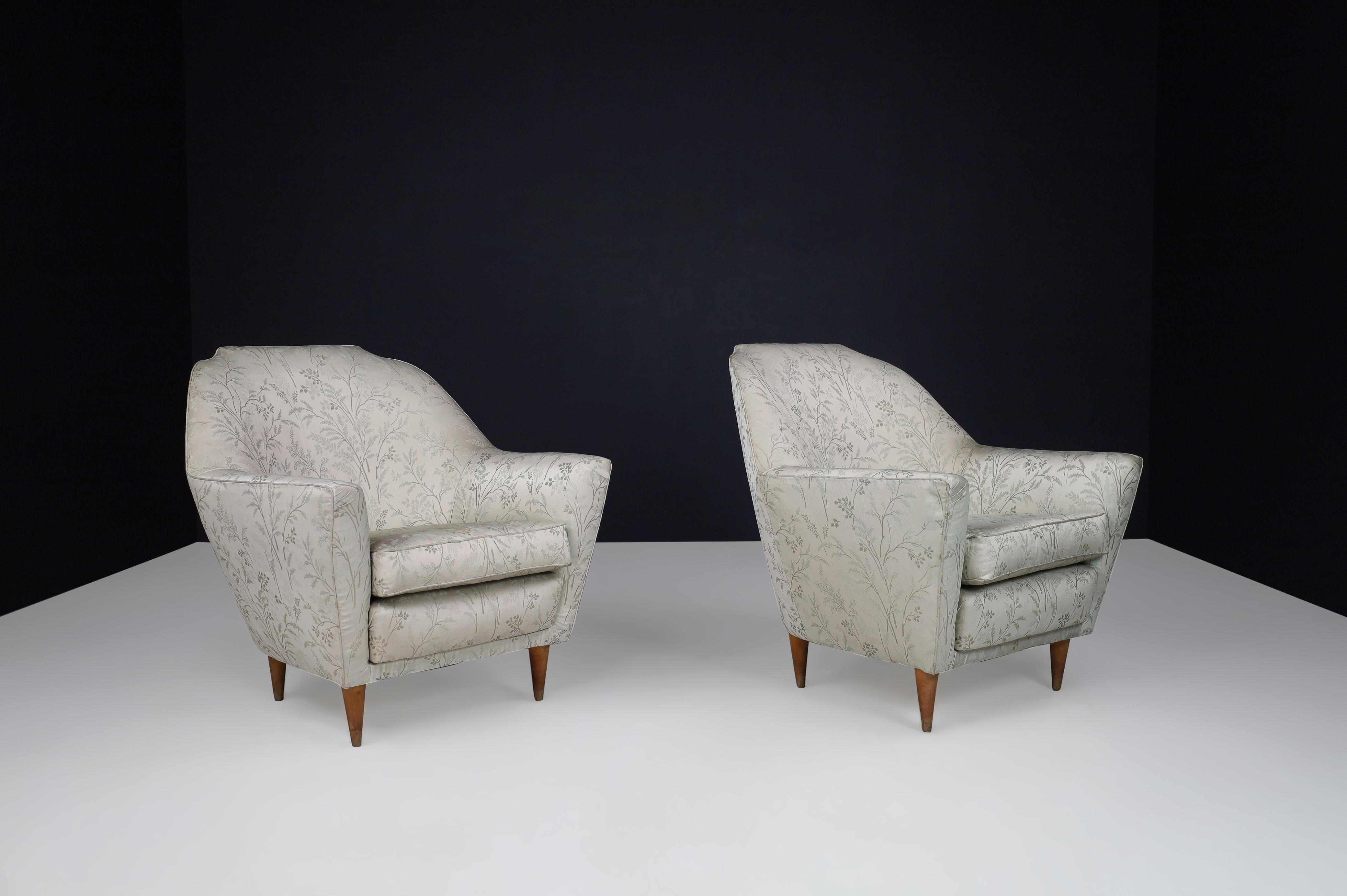Ico Parisi-Sessel aus Stoff und konisch zulaufenden Holzbeinen, Italien 1950er Jahre    (Moderne der Mitte des Jahrhunderts) im Angebot