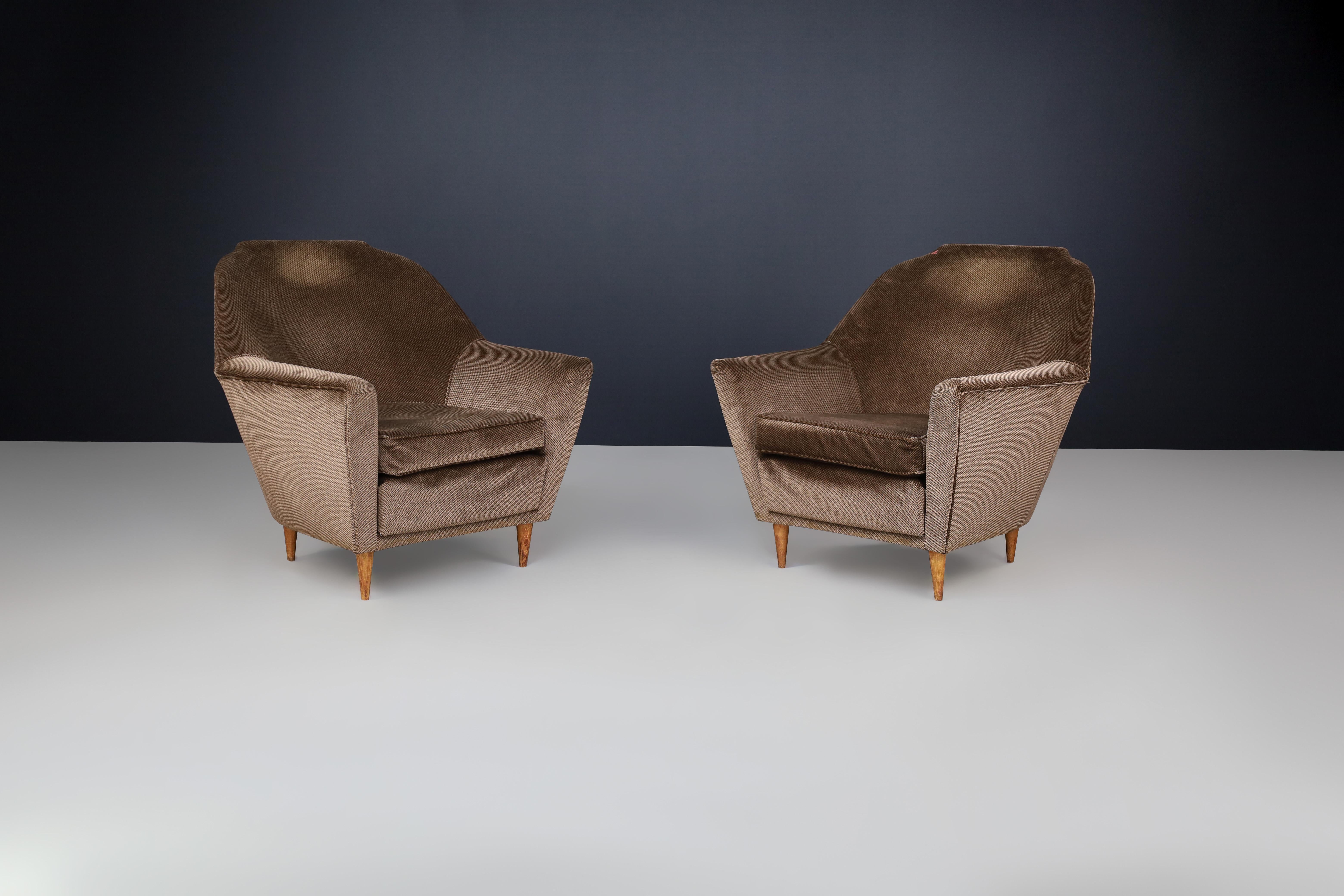 Mid-Century Modern Ico Parisi armchairs in fabric and tapered wooden legs, Italy 1950s For Sale
