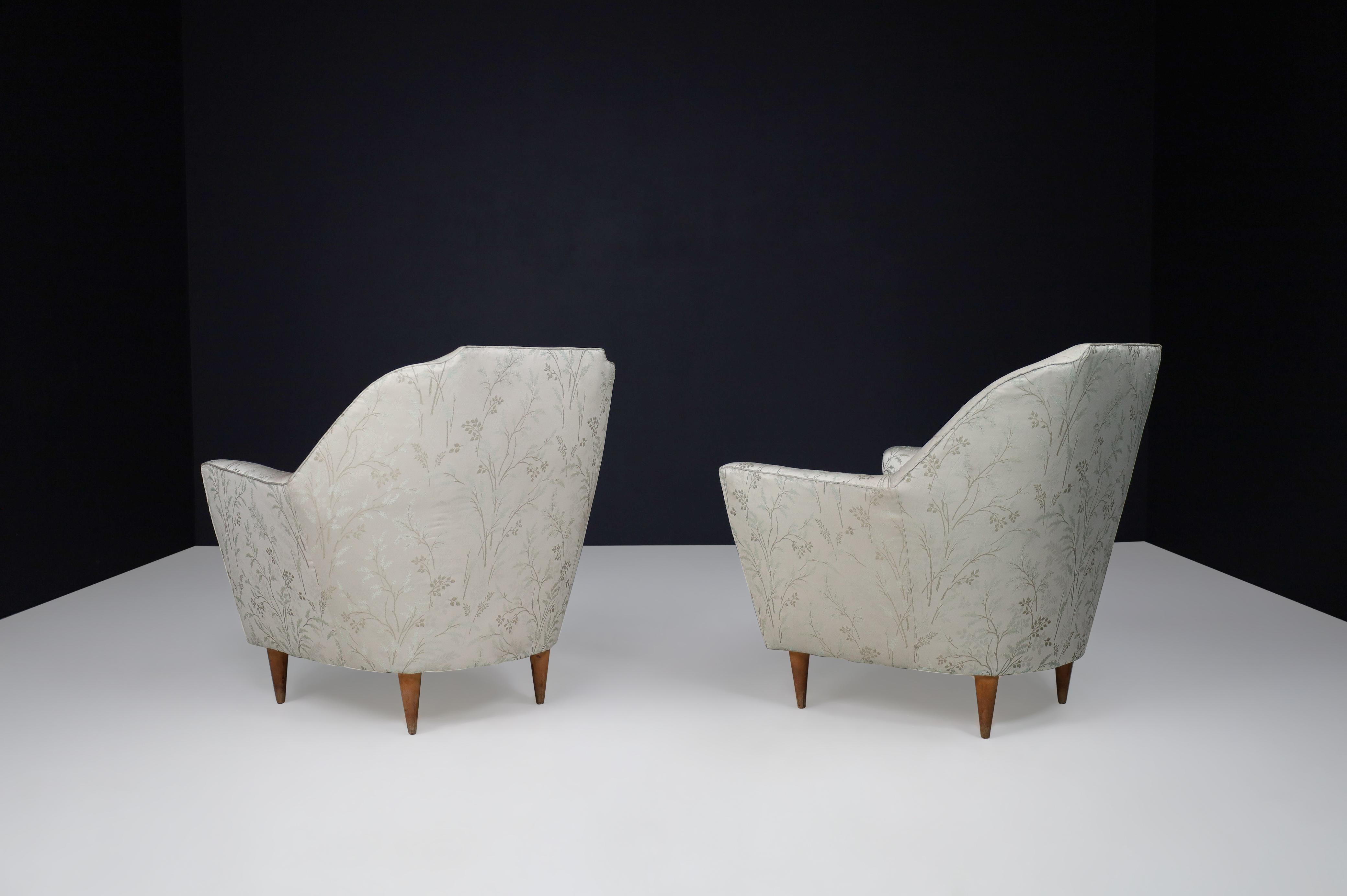 Ico Parisi-Sessel aus Stoff und konisch zulaufenden Holzbeinen, Italien 1950er Jahre    im Zustand „Gut“ im Angebot in Almelo, NL
